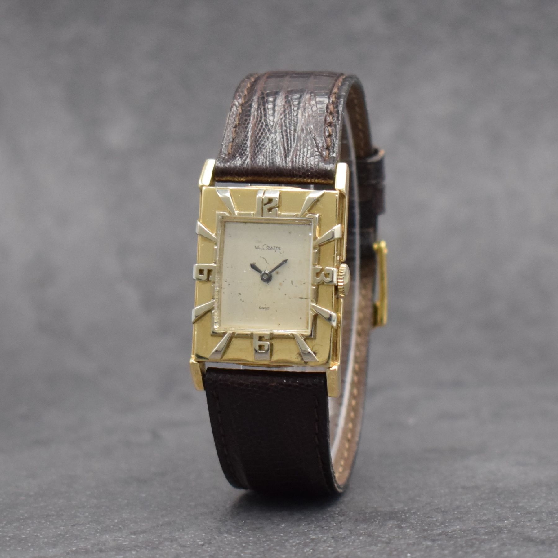 Detail b: LeCoultre seltene Herrenarmbanduhr in GG 585/000, Schweiz/USA um 1946, Handaufzug, 2-teil. Geh., Boden aufgedr., silb. Zifferbl. rest., schwarze ...