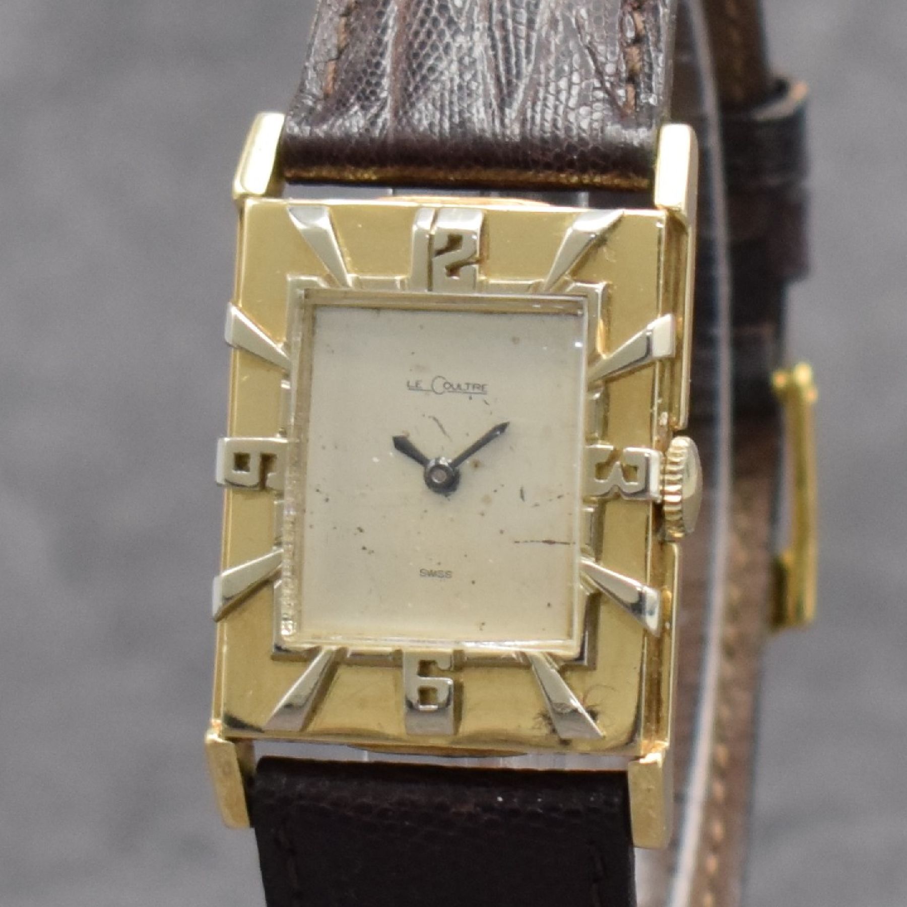 Detail c: LeCoultre seltene Herrenarmbanduhr in GG 585/000, Schweiz/USA um 1946, Handaufzug, 2-teil. Geh., Boden aufgedr., silb. Zifferbl. rest., schwarze ...