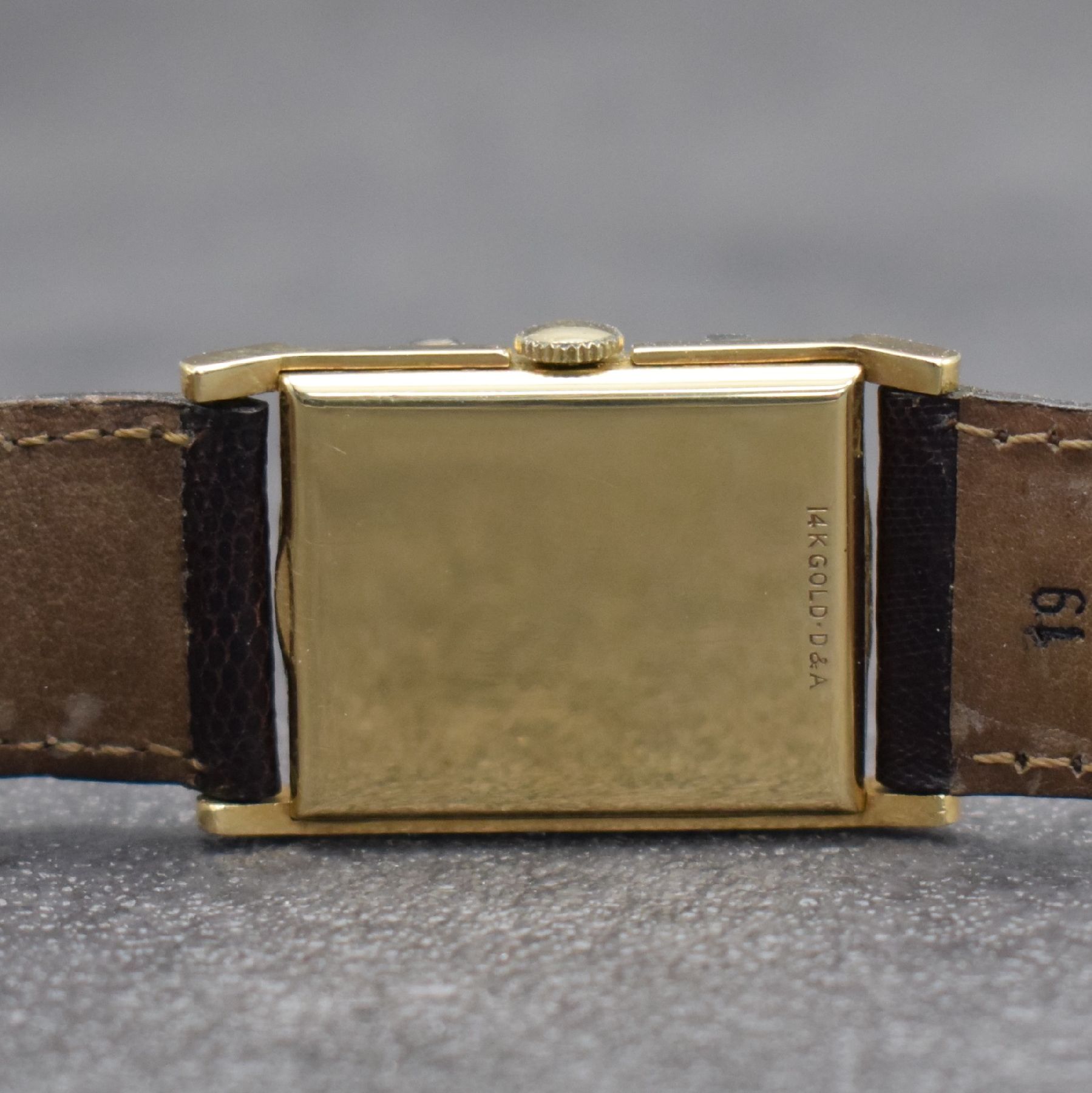 Detail d: LeCoultre seltene Herrenarmbanduhr in GG 585/000, Schweiz/USA um 1946, Handaufzug, 2-teil. Geh., Boden aufgedr., silb. Zifferbl. rest., schwarze ...