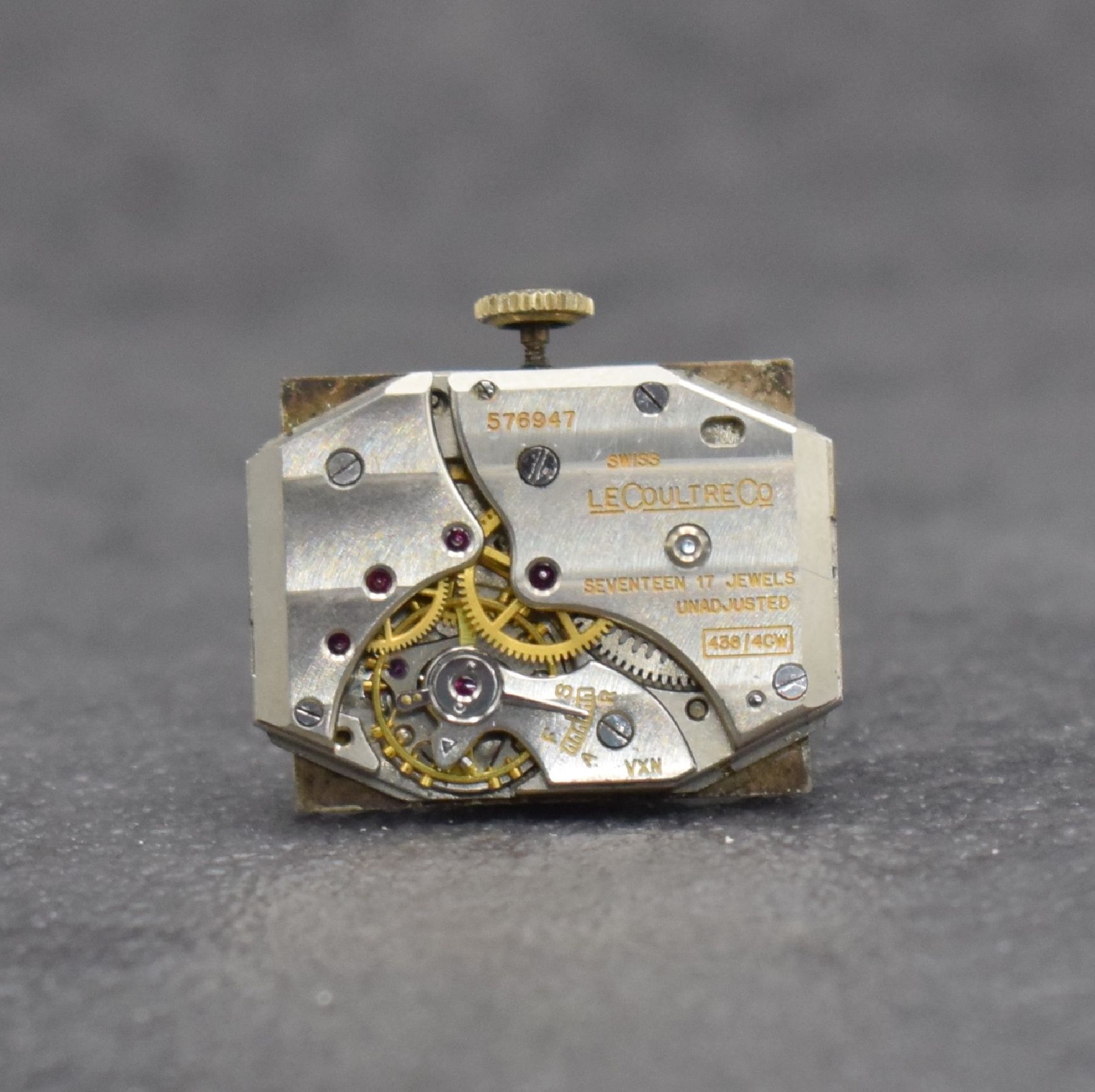 Detail e: LeCoultre seltene Herrenarmbanduhr in GG 585/000, Schweiz/USA um 1946, Handaufzug, 2-teil. Geh., Boden aufgedr., silb. Zifferbl. rest., schwarze ...