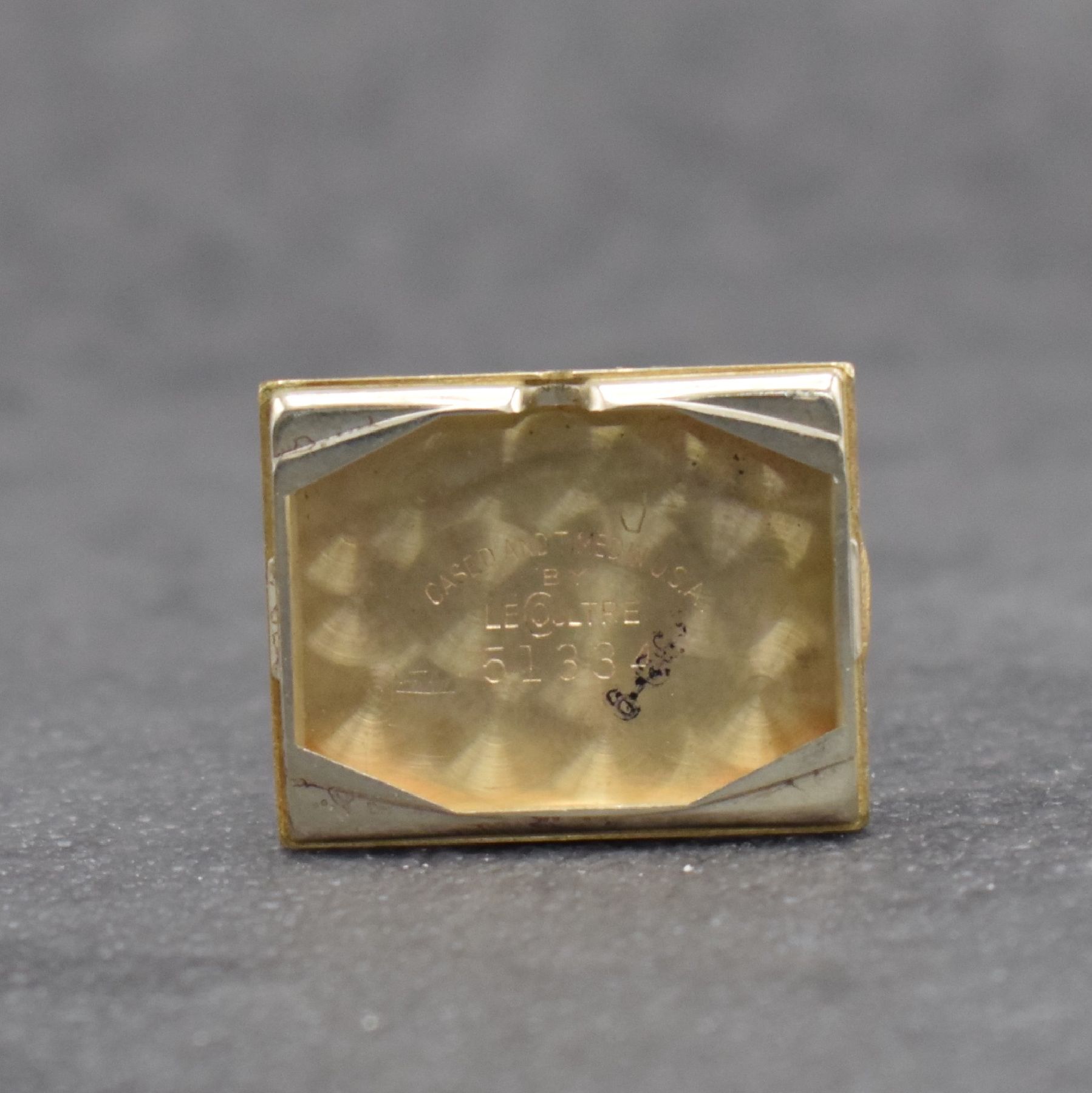 Detail f: LeCoultre seltene Herrenarmbanduhr in GG 585/000, Schweiz/USA um 1946, Handaufzug, 2-teil. Geh., Boden aufgedr., silb. Zifferbl. rest., schwarze ...