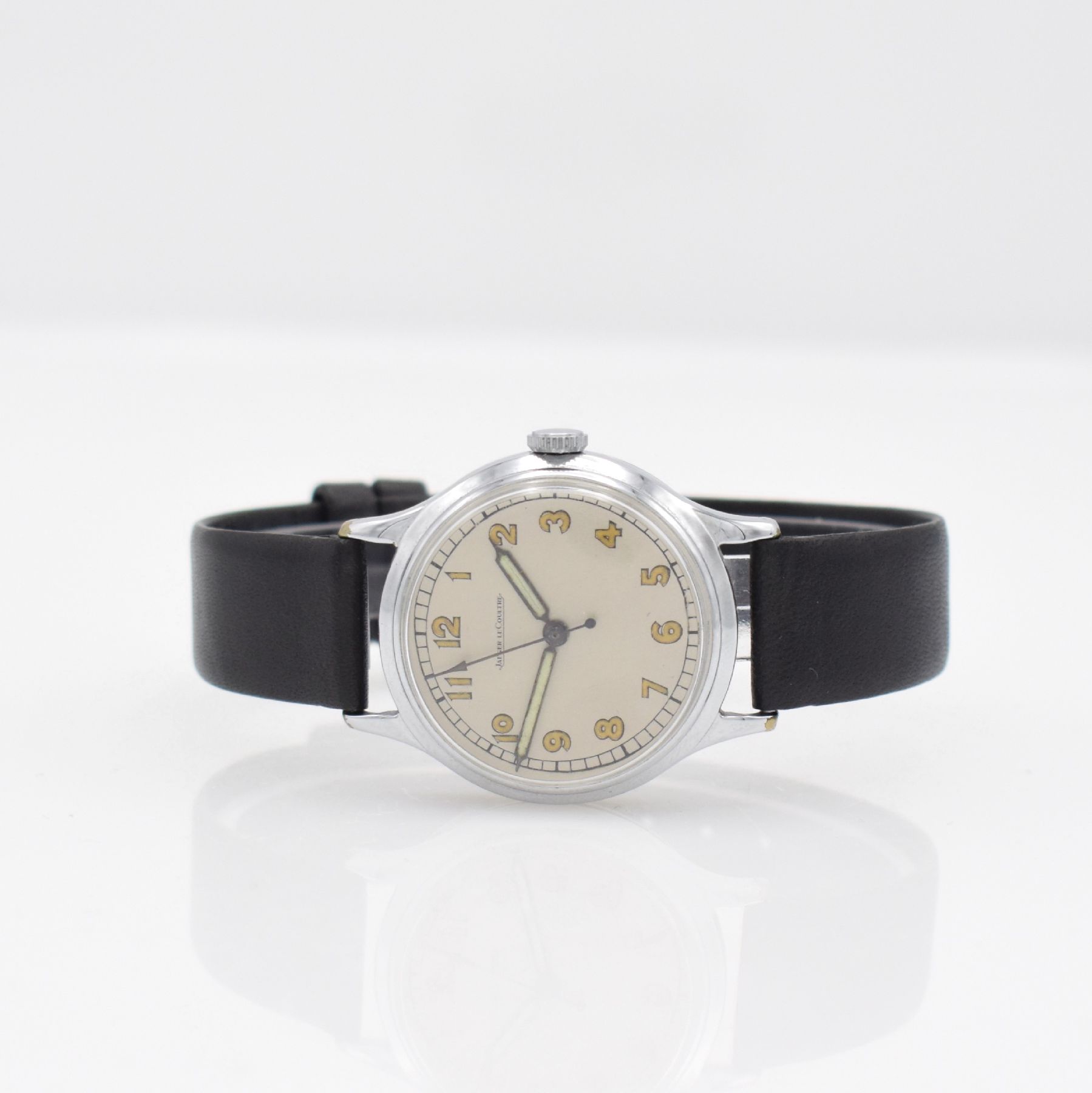 Jaeger-LeCoultre Herrenarmbanduhr, Schweiz um 1939, Handaufzug, verchr. Gehäuse, Stahlboden aufgedr., silb. rest. Zifferbl. m. arab. Zahlen, Zeiger ...