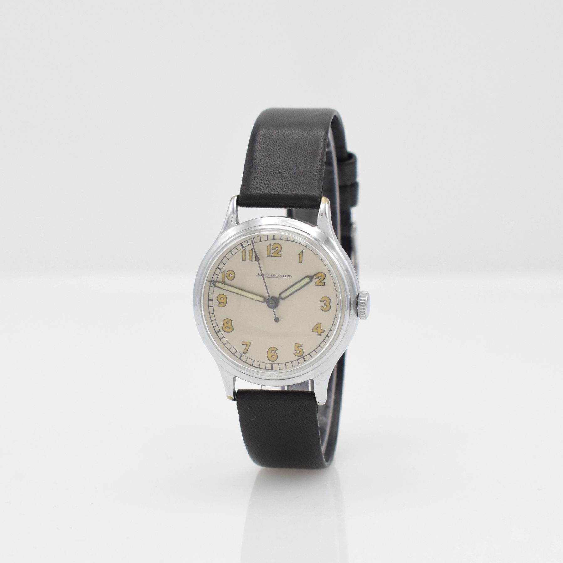 Detail b: Jaeger-LeCoultre Herrenarmbanduhr, Schweiz um 1939, Handaufzug, verchr. Gehäuse, Stahlboden aufgedr., silb. rest. Zifferbl. m. arab. Zahlen, Zeiger ...