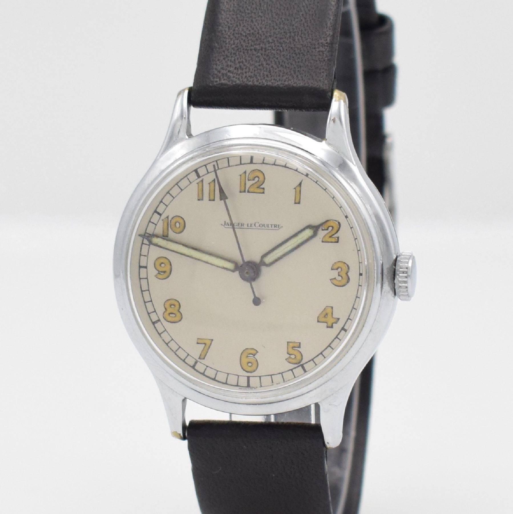 Detail c: Jaeger-LeCoultre Herrenarmbanduhr, Schweiz um 1939, Handaufzug, verchr. Gehäuse, Stahlboden aufgedr., silb. rest. Zifferbl. m. arab. Zahlen, Zeiger ...