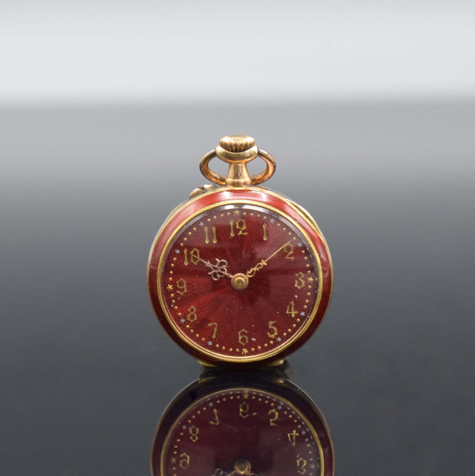 Offene Damentaschenuhr in GG 585/000 mit Diamanten, Schweiz um 1900, Geh. dell., Goldcuvette, lack. Rücks. m. Liliendekor besch., Email-Glasrand, ...