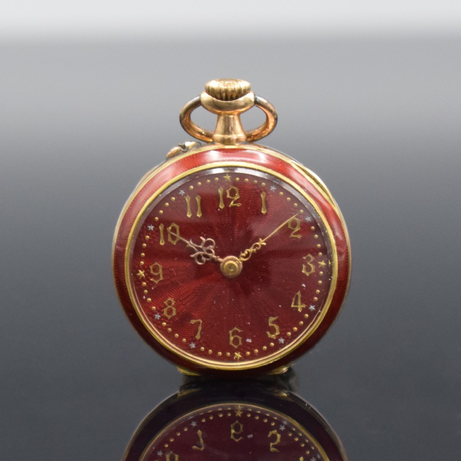 Detail a: Offene Damentaschenuhr in GG 585/000 mit Diamanten, Schweiz um 1900, Geh. dell., Goldcuvette, lack. Rücks. m. Liliendekor besch., Email-Glasrand, ...