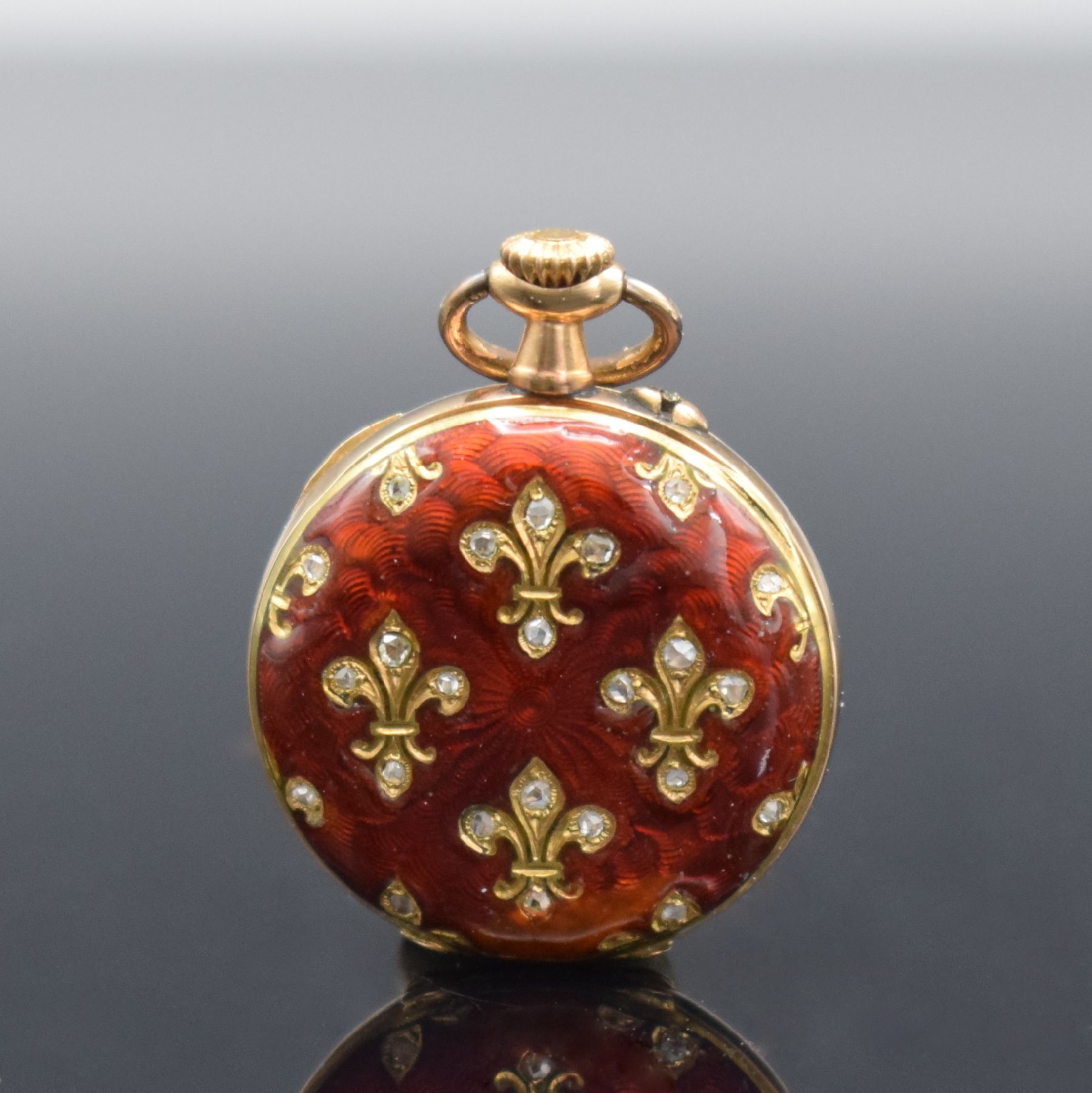 Detail b: Offene Damentaschenuhr in GG 585/000 mit Diamanten, Schweiz um 1900, Geh. dell., Goldcuvette, lack. Rücks. m. Liliendekor besch., Email-Glasrand, ...