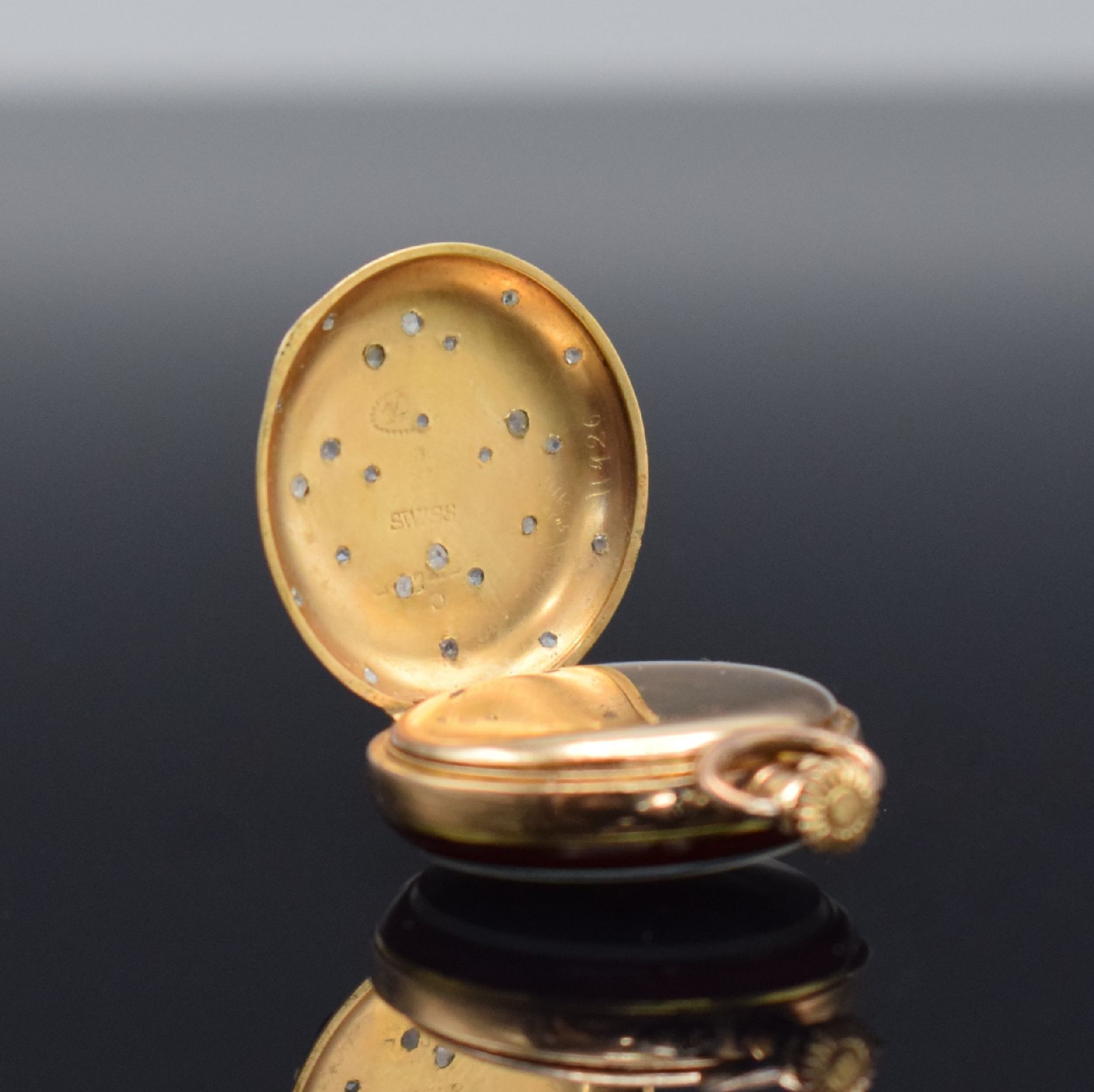 Detail c: Offene Damentaschenuhr in GG 585/000 mit Diamanten, Schweiz um 1900, Geh. dell., Goldcuvette, lack. Rücks. m. Liliendekor besch., Email-Glasrand, ...