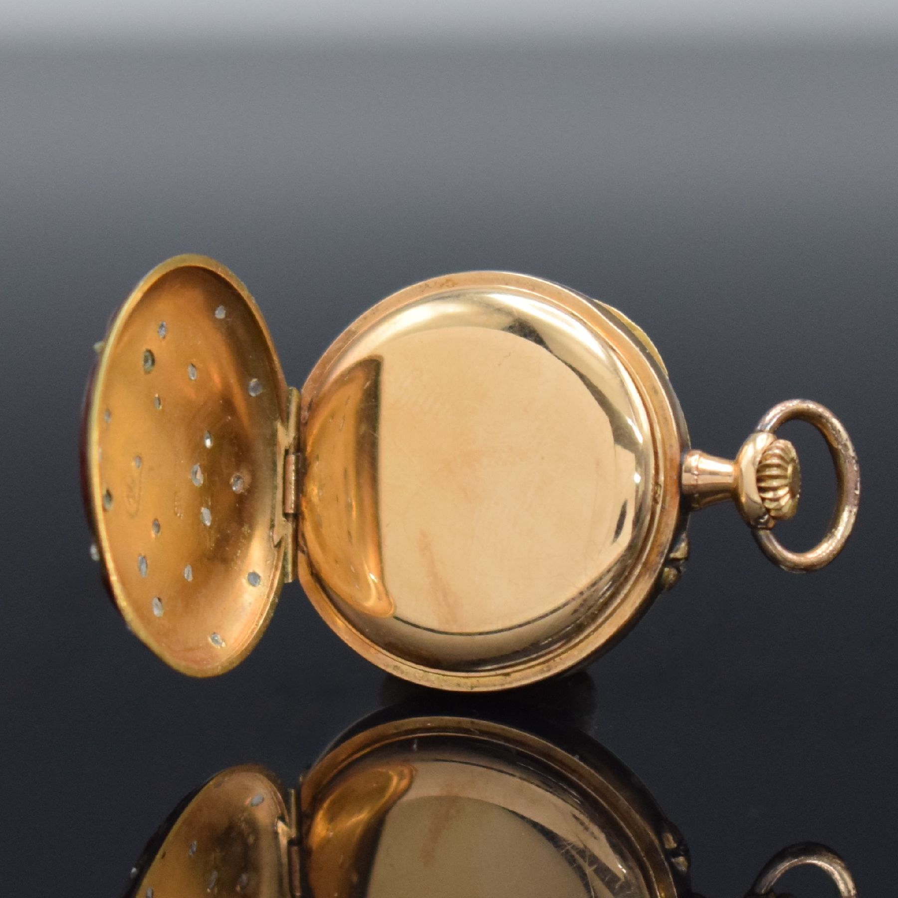Detail d: Offene Damentaschenuhr in GG 585/000 mit Diamanten, Schweiz um 1900, Geh. dell., Goldcuvette, lack. Rücks. m. Liliendekor besch., Email-Glasrand, ...