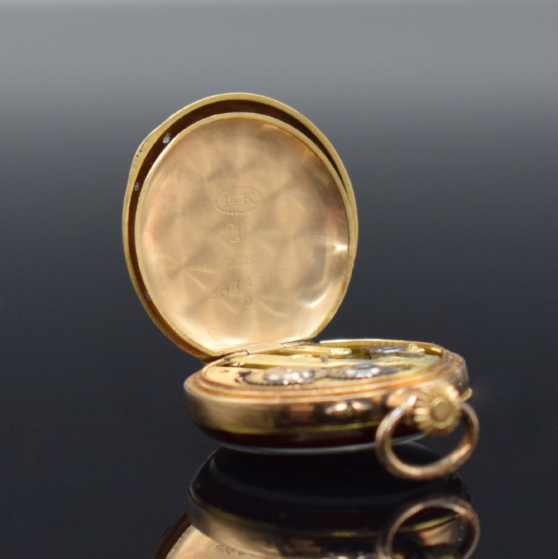 Detail e: Offene Damentaschenuhr in GG 585/000 mit Diamanten, Schweiz um 1900, Geh. dell., Goldcuvette, lack. Rücks. m. Liliendekor besch., Email-Glasrand, ...