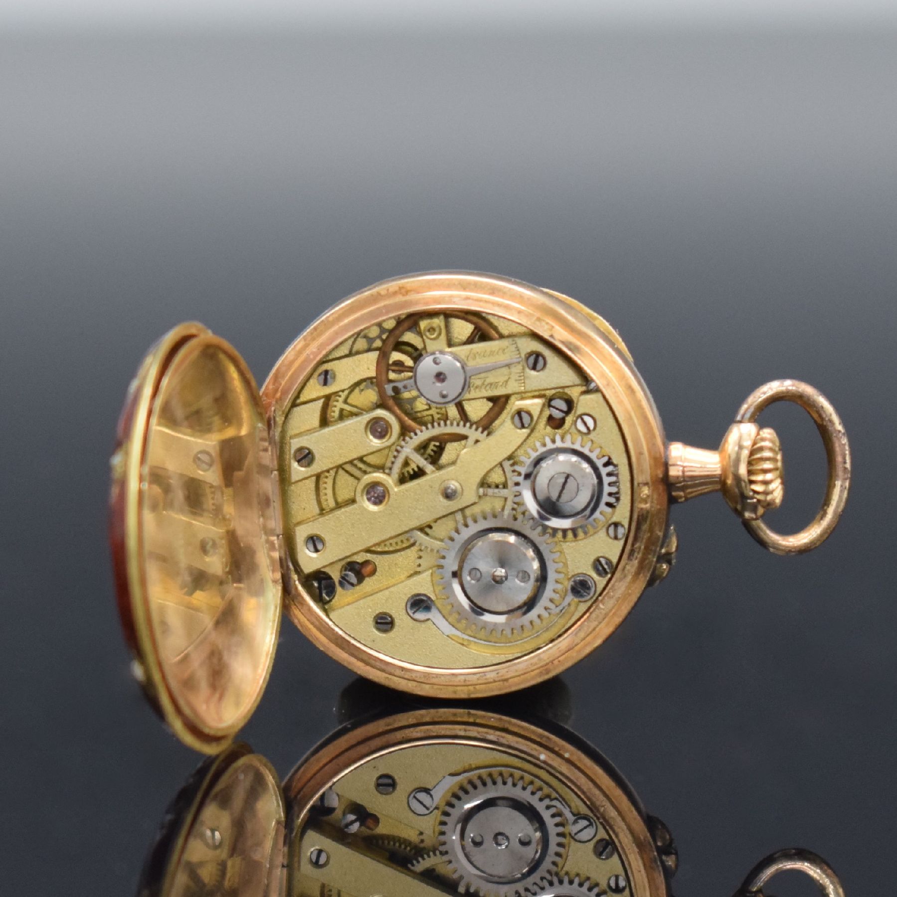 Detail f: Offene Damentaschenuhr in GG 585/000 mit Diamanten, Schweiz um 1900, Geh. dell., Goldcuvette, lack. Rücks. m. Liliendekor besch., Email-Glasrand, ...
