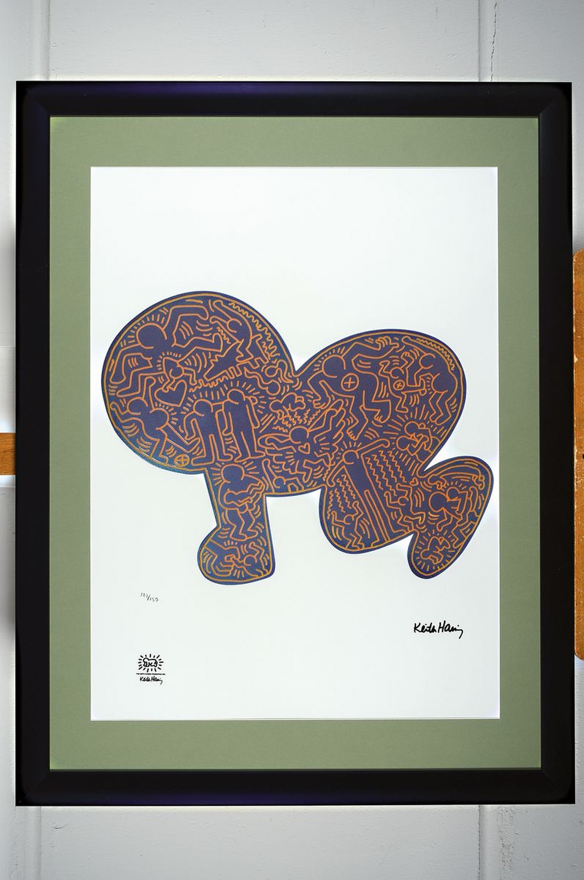 Detail k: Keith Haring, 1958 - 1990, Farblithographie auf Velin, num. 121/150, drucksigniert, mit Estate Stempel, ca. 70 x 50 cm, Rahmen ca. 93 x 63 cm