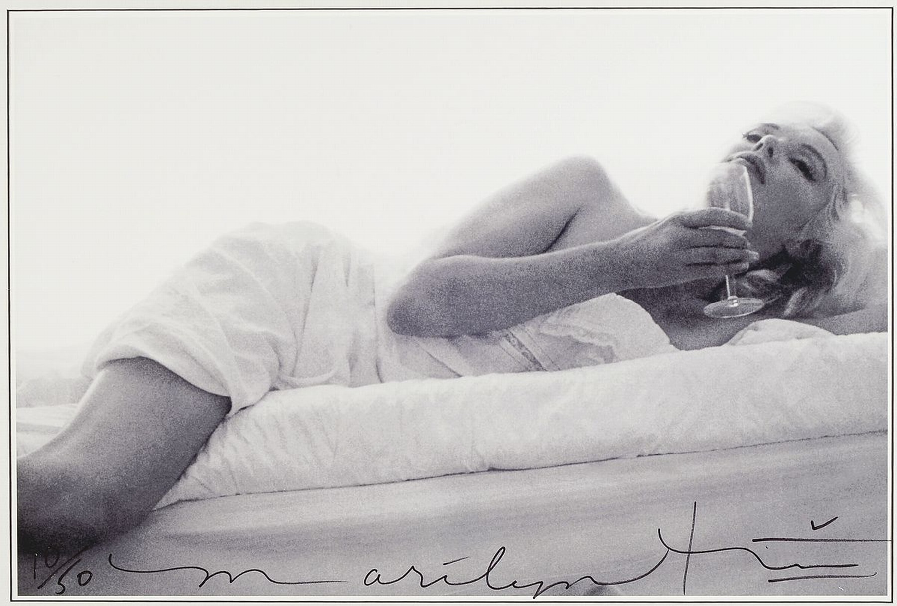 Bert Stern, 1929 - 2013, Farbfotografie, Drucktechnik: Irisprint auf dickem, matten Fotopapier, Titel: "Marilyn on bed", handsigniert, num. ...