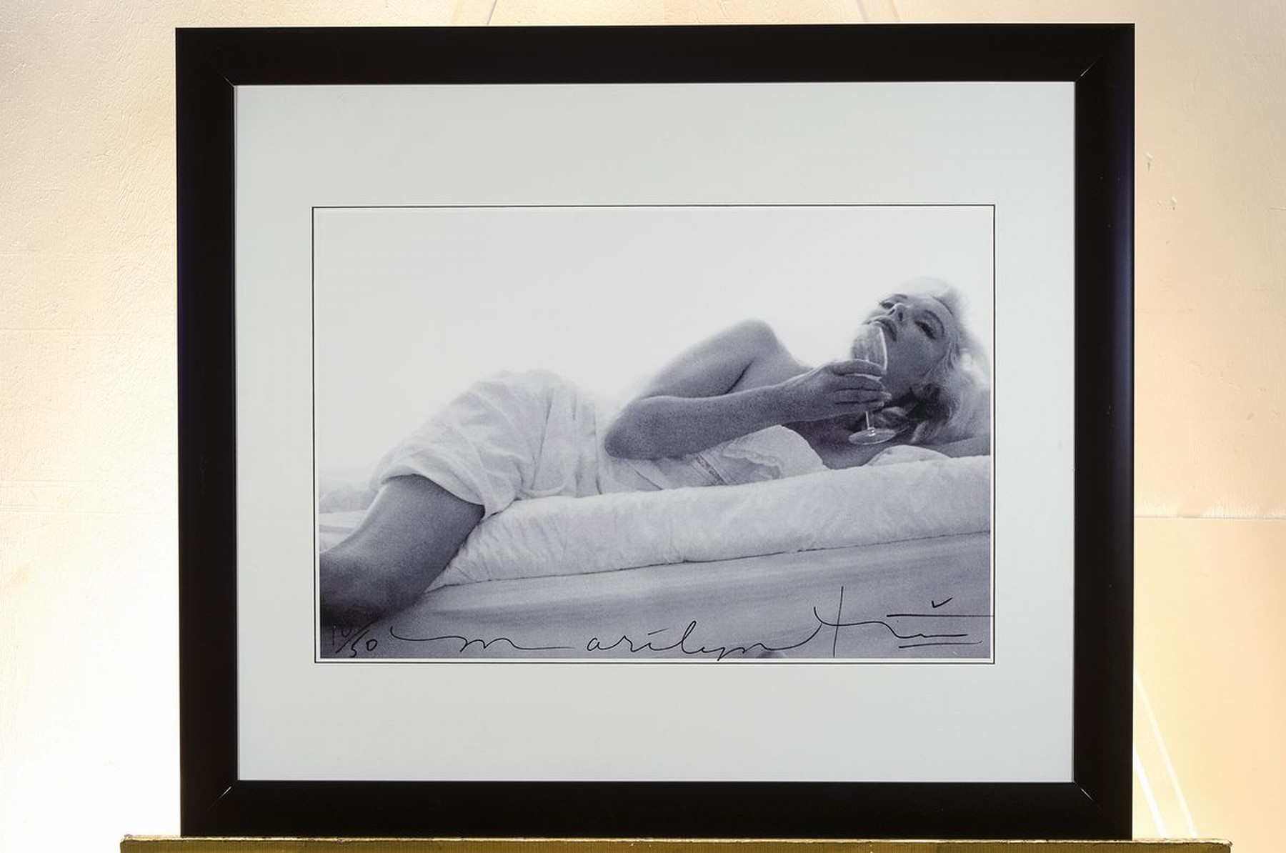 Detail k: Bert Stern, 1929 - 2013, Farbfotografie, Drucktechnik: Irisprint auf dickem, matten Fotopapier, Titel: "Marilyn on bed", handsigniert, num. ...
