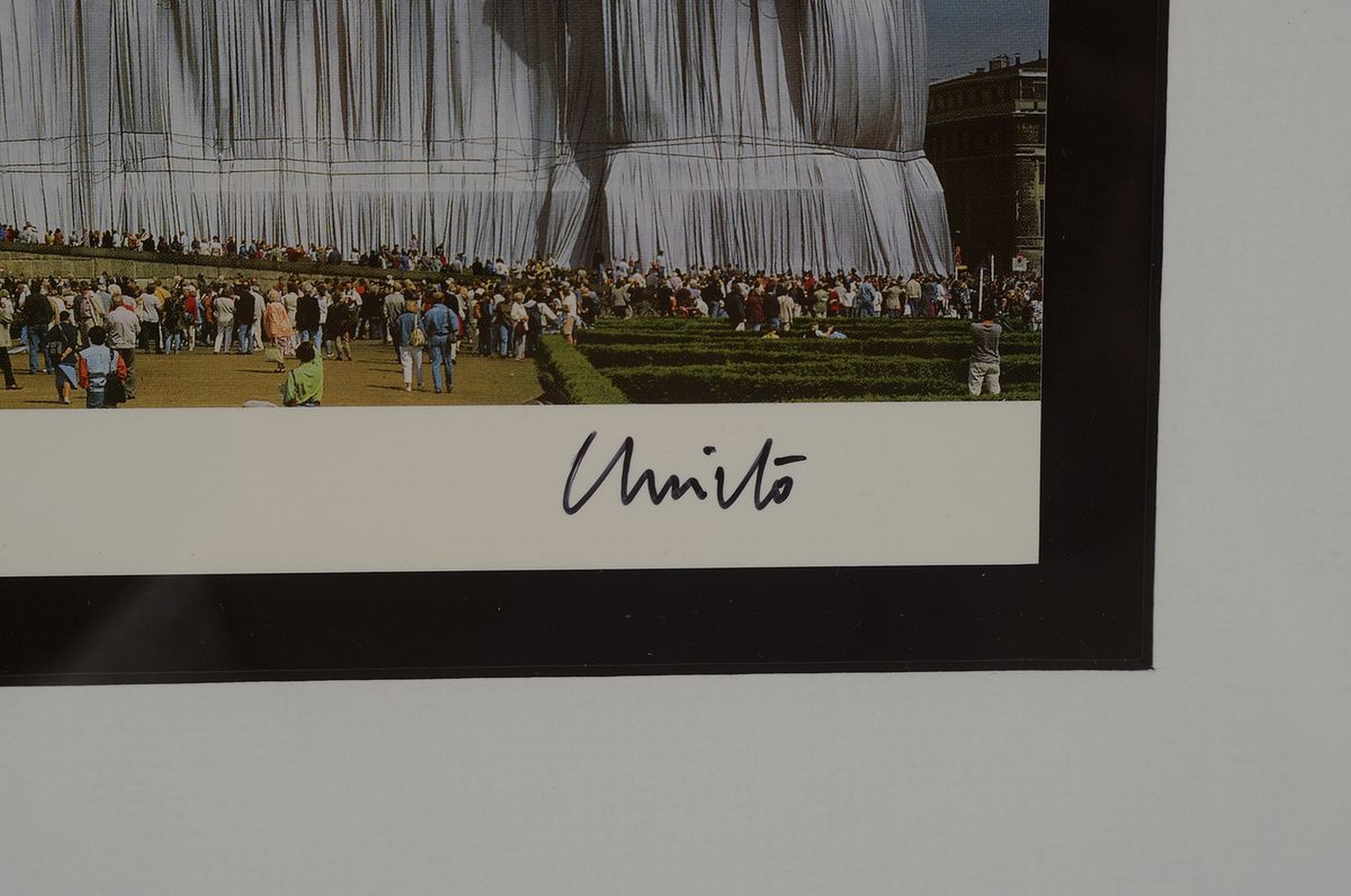 Detail a: Christo, 1935-1920, "Wrapped Reichstag", Multiple, handsigniert, mit großem original Stoffstück aus dem Projekt, aus 1995, 64 x 48.2 cm, ...