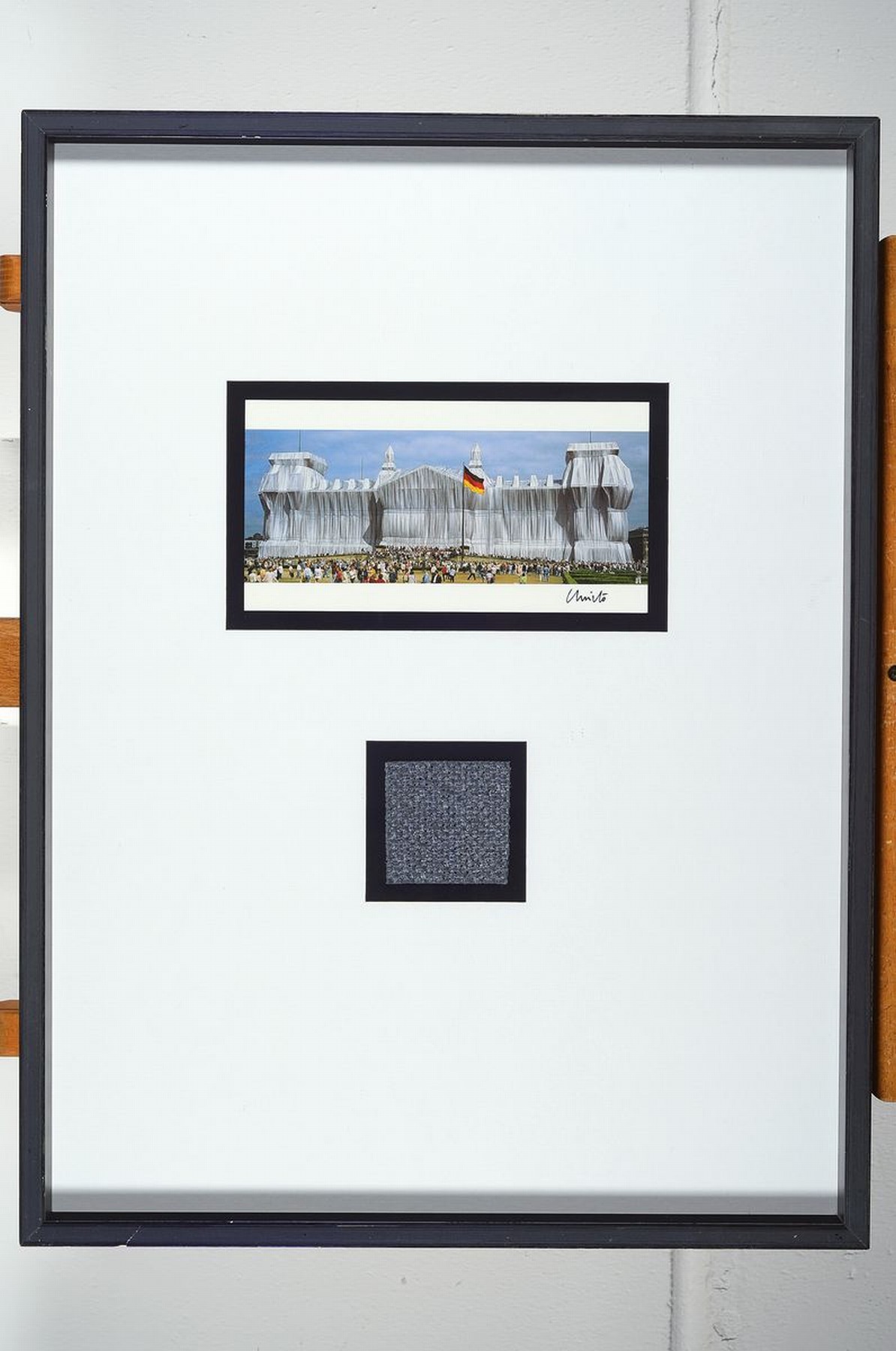 Detail k: Christo, 1935-1920, "Wrapped Reichstag", Multiple, handsigniert, mit großem original Stoffstück aus dem Projekt, aus 1995, 64 x 48.2 cm, ...