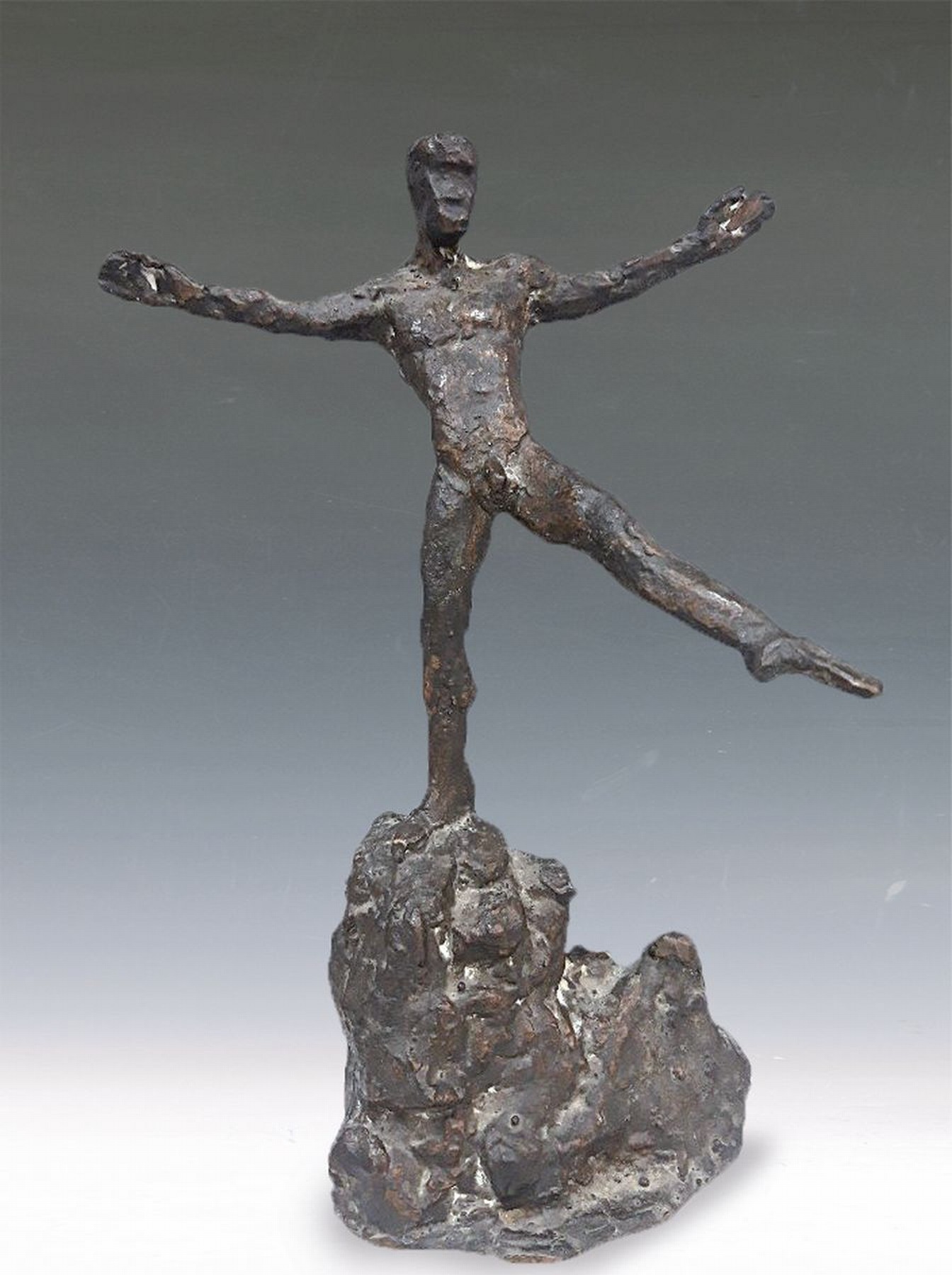 Hans Schröder, 1930-2010 Saarbrücken, stehender männlicher Akt auf Fels, Bronzeguß, H. ca. 29cm