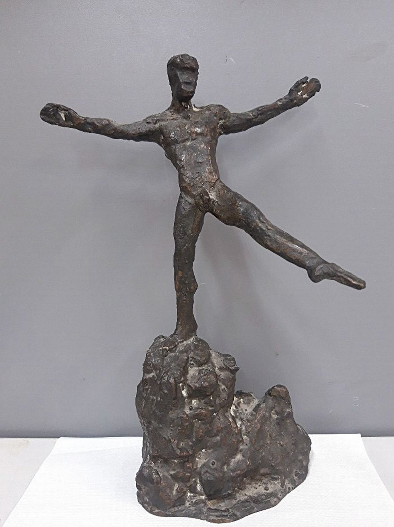 Detail k: Hans Schröder, 1930-2010 Saarbrücken, stehender männlicher Akt auf Fels, Bronzeguß, H. ca. 29cm