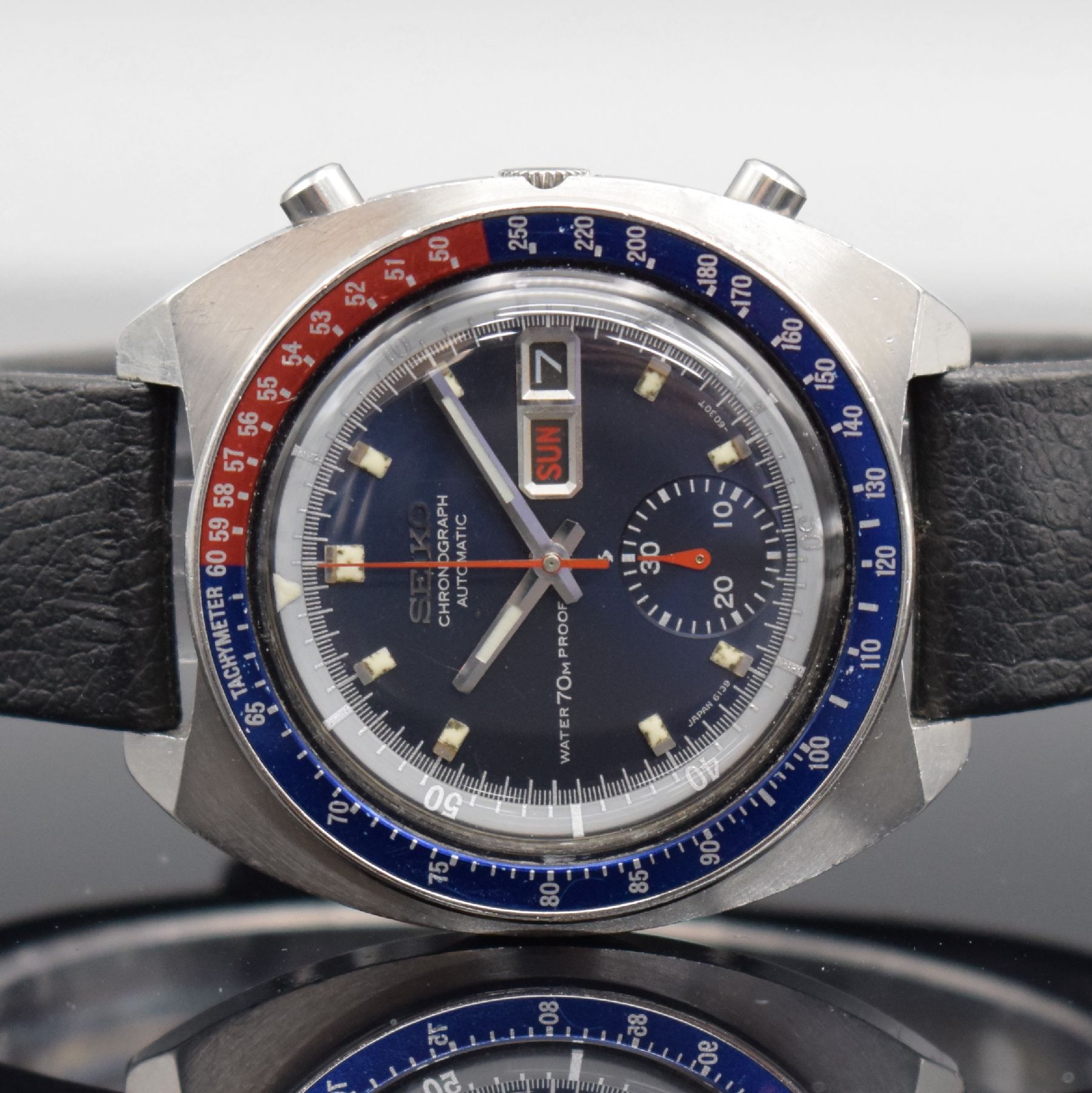 Detail a: SEIKO sog. POGUE Herrenarmbanduhr mit Schaltradchronograph Referenz 6139-6000, Japan um 1975, Automatik, massives Edelstahlgeh. m. geschr. Boden, ...