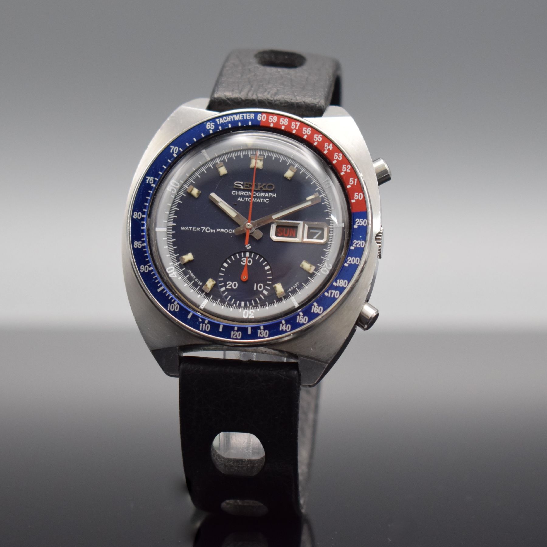 Detail b: SEIKO sog. POGUE Herrenarmbanduhr mit Schaltradchronograph Referenz 6139-6000, Japan um 1975, Automatik, massives Edelstahlgeh. m. geschr. Boden, ...