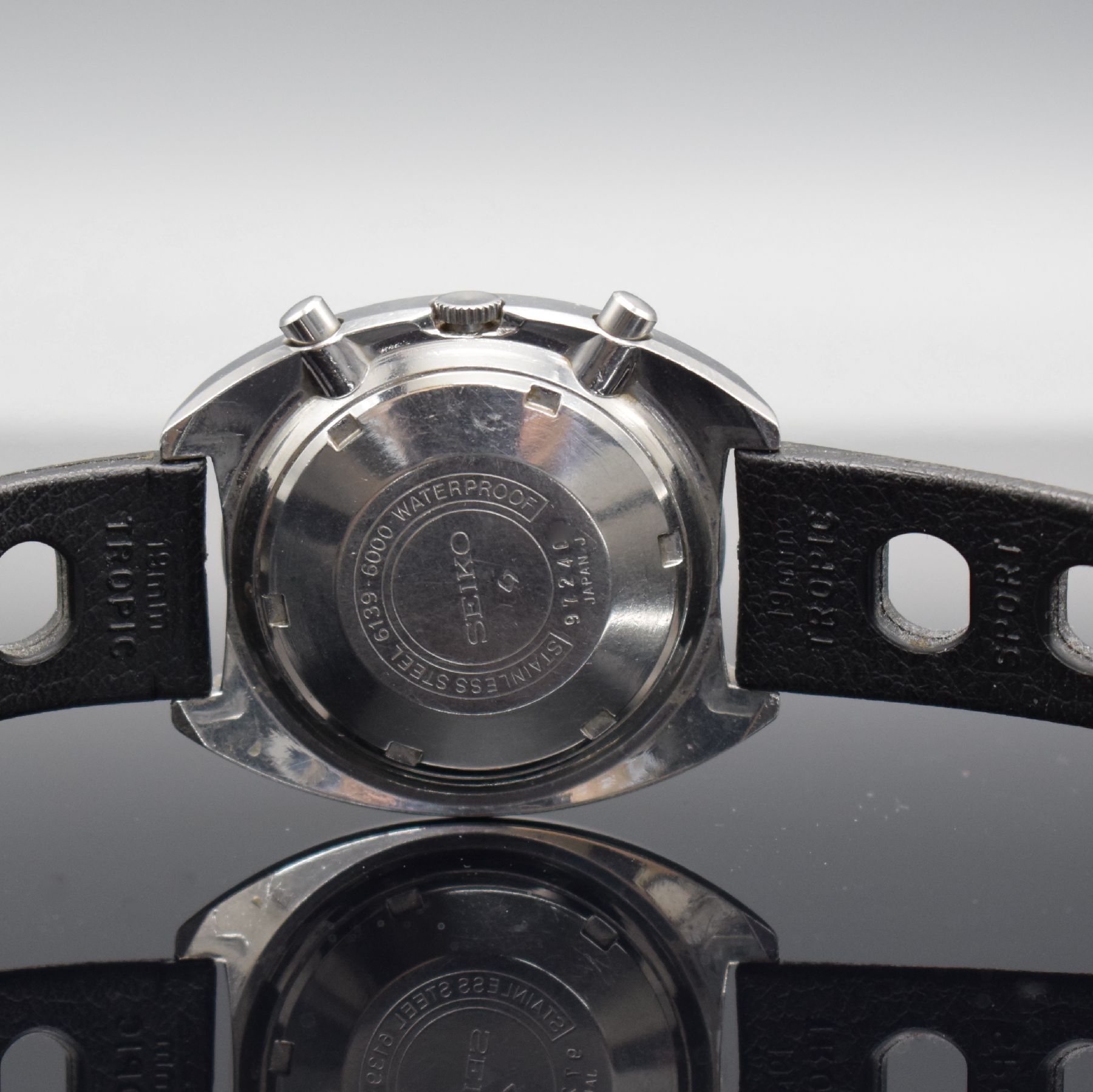 Detail e: SEIKO sog. POGUE Herrenarmbanduhr mit Schaltradchronograph Referenz 6139-6000, Japan um 1975, Automatik, massives Edelstahlgeh. m. geschr. Boden, ...