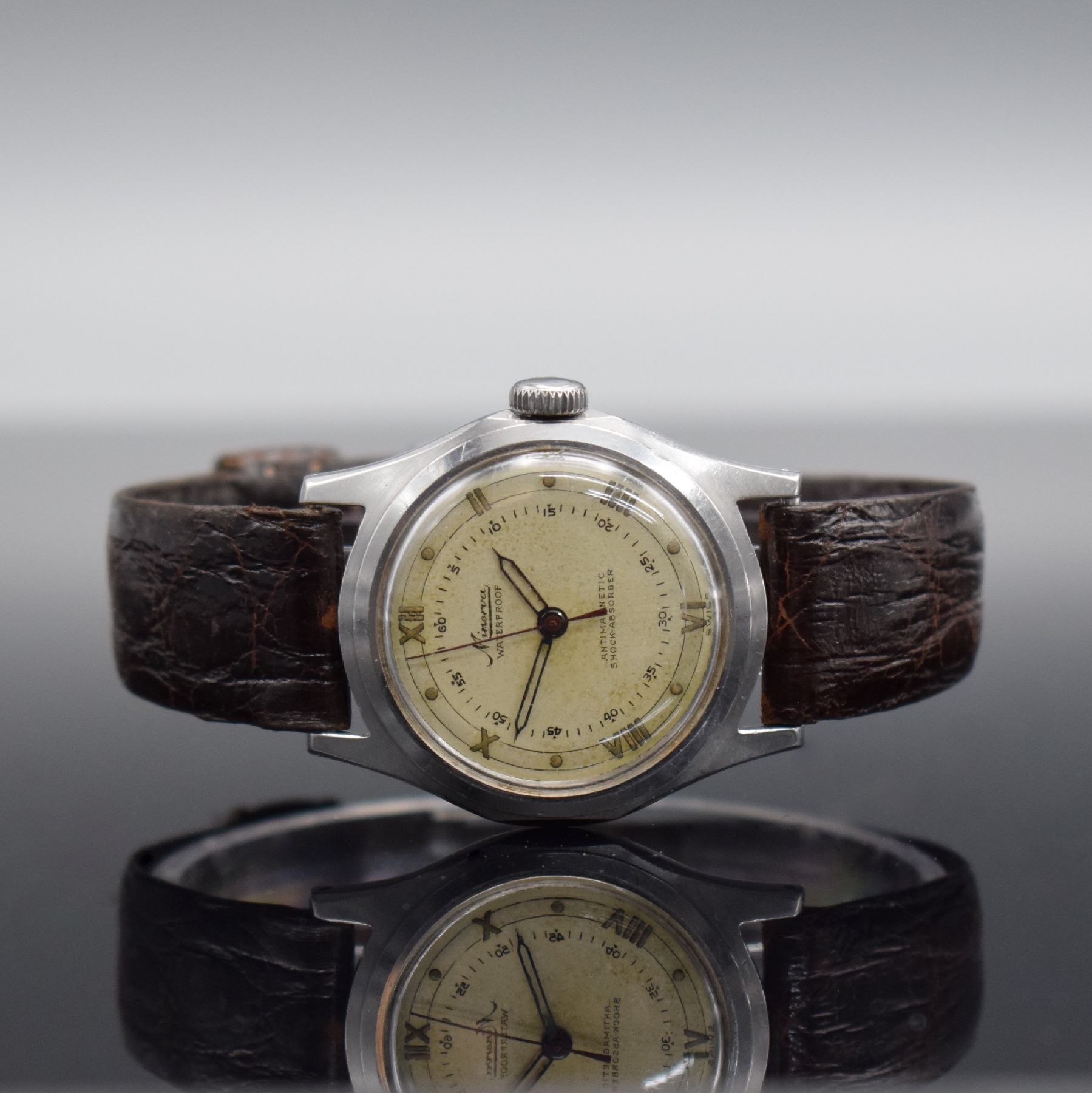 MINERVA Herrenarmbanduhr Kaliber 49 in Edelstahl, Schweiz um 1950, Handaufzug, ausgefallenes Geh. m. geschr. Boden, unrest. Zifferbl. m. röm. Zahlen ...