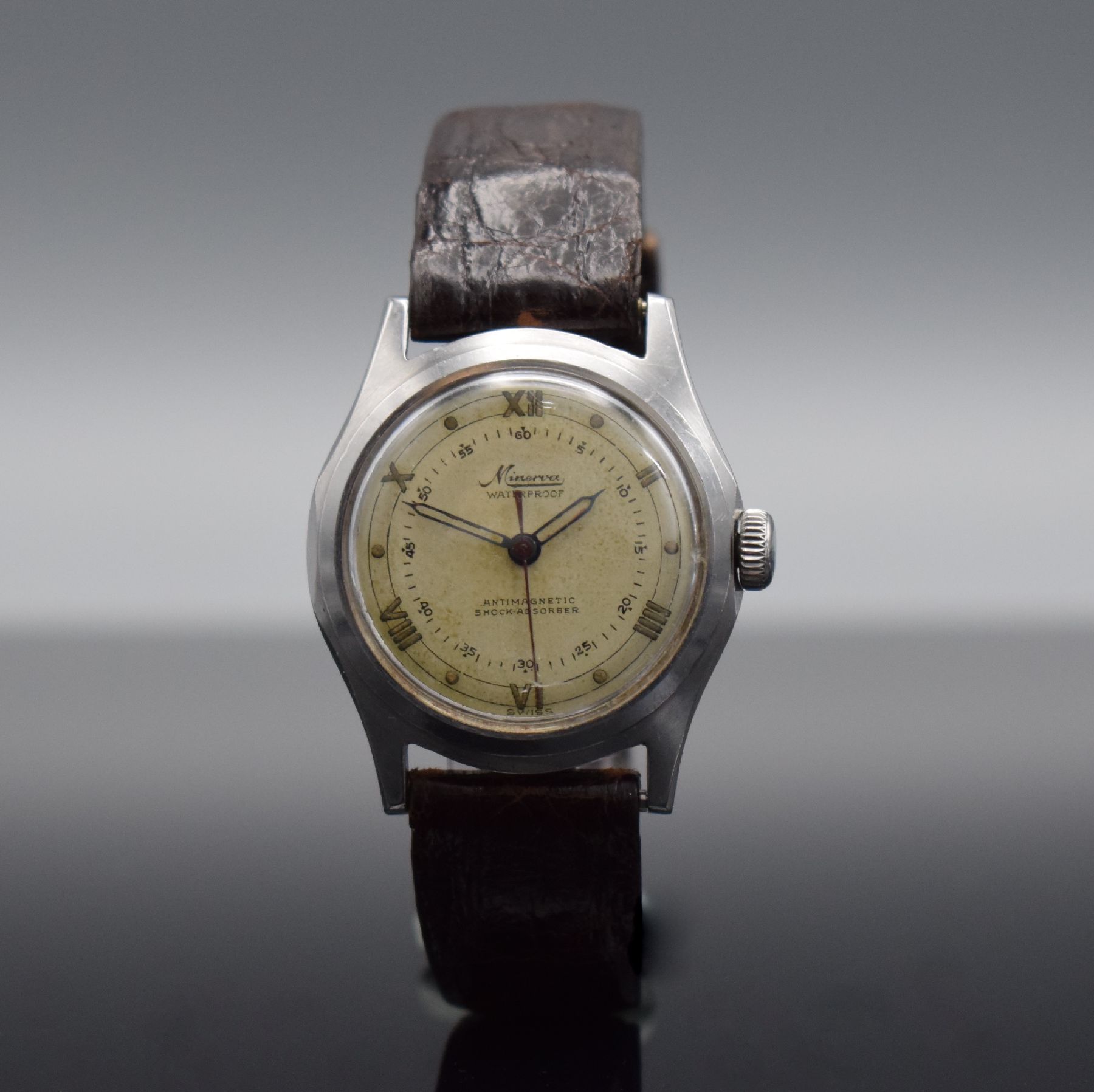 Detail b: MINERVA Herrenarmbanduhr Kaliber 49 in Edelstahl, Schweiz um 1950, Handaufzug, ausgefallenes Geh. m. geschr. Boden, unrest. Zifferbl. m. röm. Zahlen ...
