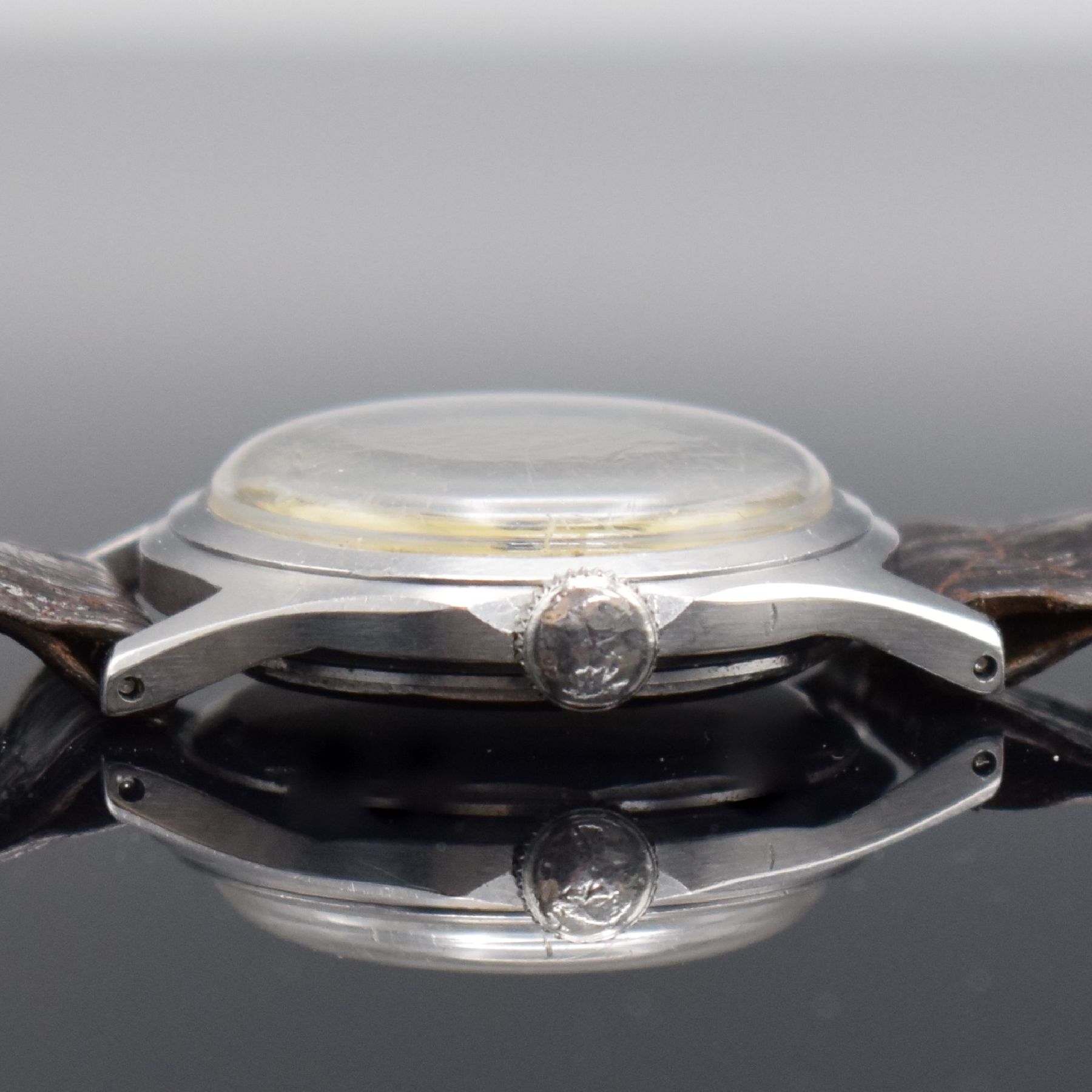 Detail c: MINERVA Herrenarmbanduhr Kaliber 49 in Edelstahl, Schweiz um 1950, Handaufzug, ausgefallenes Geh. m. geschr. Boden, unrest. Zifferbl. m. röm. Zahlen ...
