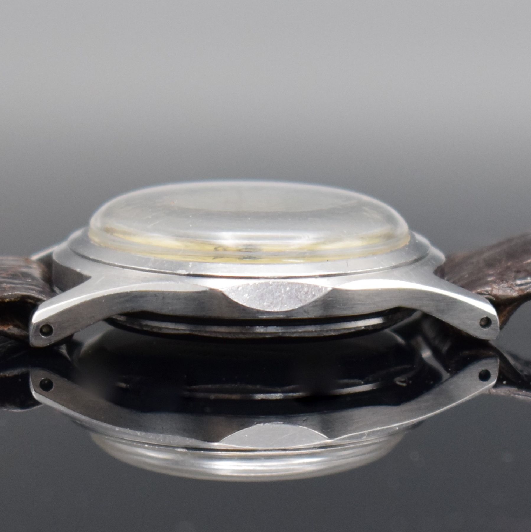 Detail d: MINERVA Herrenarmbanduhr Kaliber 49 in Edelstahl, Schweiz um 1950, Handaufzug, ausgefallenes Geh. m. geschr. Boden, unrest. Zifferbl. m. röm. Zahlen ...