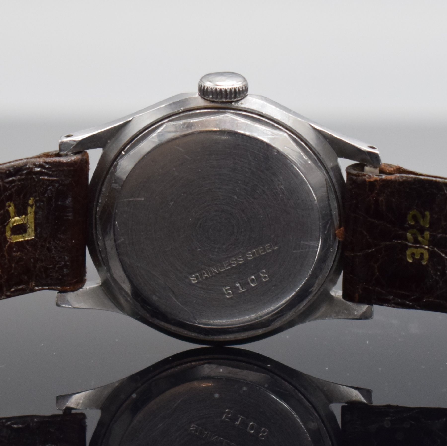Detail e: MINERVA Herrenarmbanduhr Kaliber 49 in Edelstahl, Schweiz um 1950, Handaufzug, ausgefallenes Geh. m. geschr. Boden, unrest. Zifferbl. m. röm. Zahlen ...