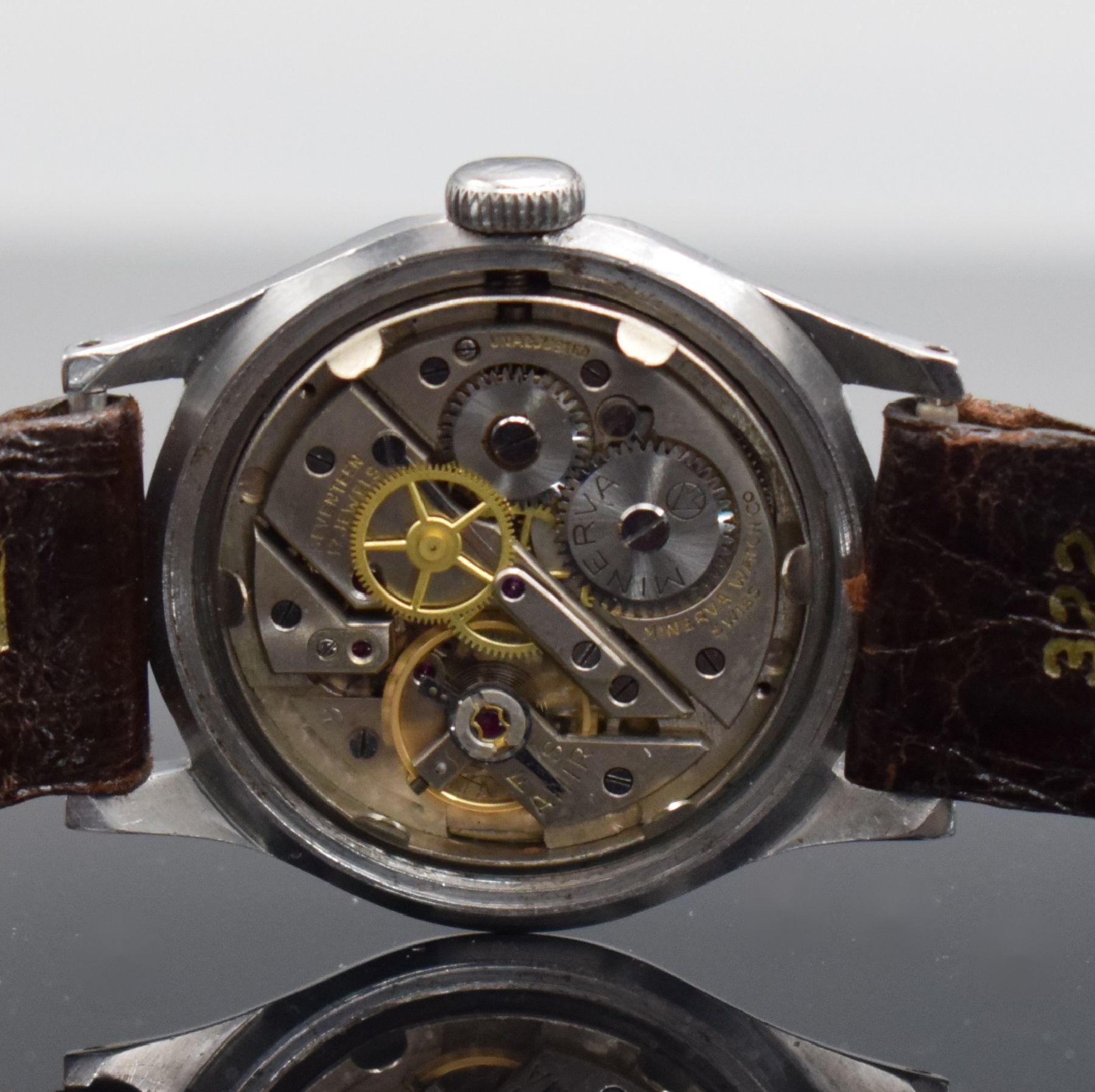 Detail f: MINERVA Herrenarmbanduhr Kaliber 49 in Edelstahl, Schweiz um 1950, Handaufzug, ausgefallenes Geh. m. geschr. Boden, unrest. Zifferbl. m. röm. Zahlen ...