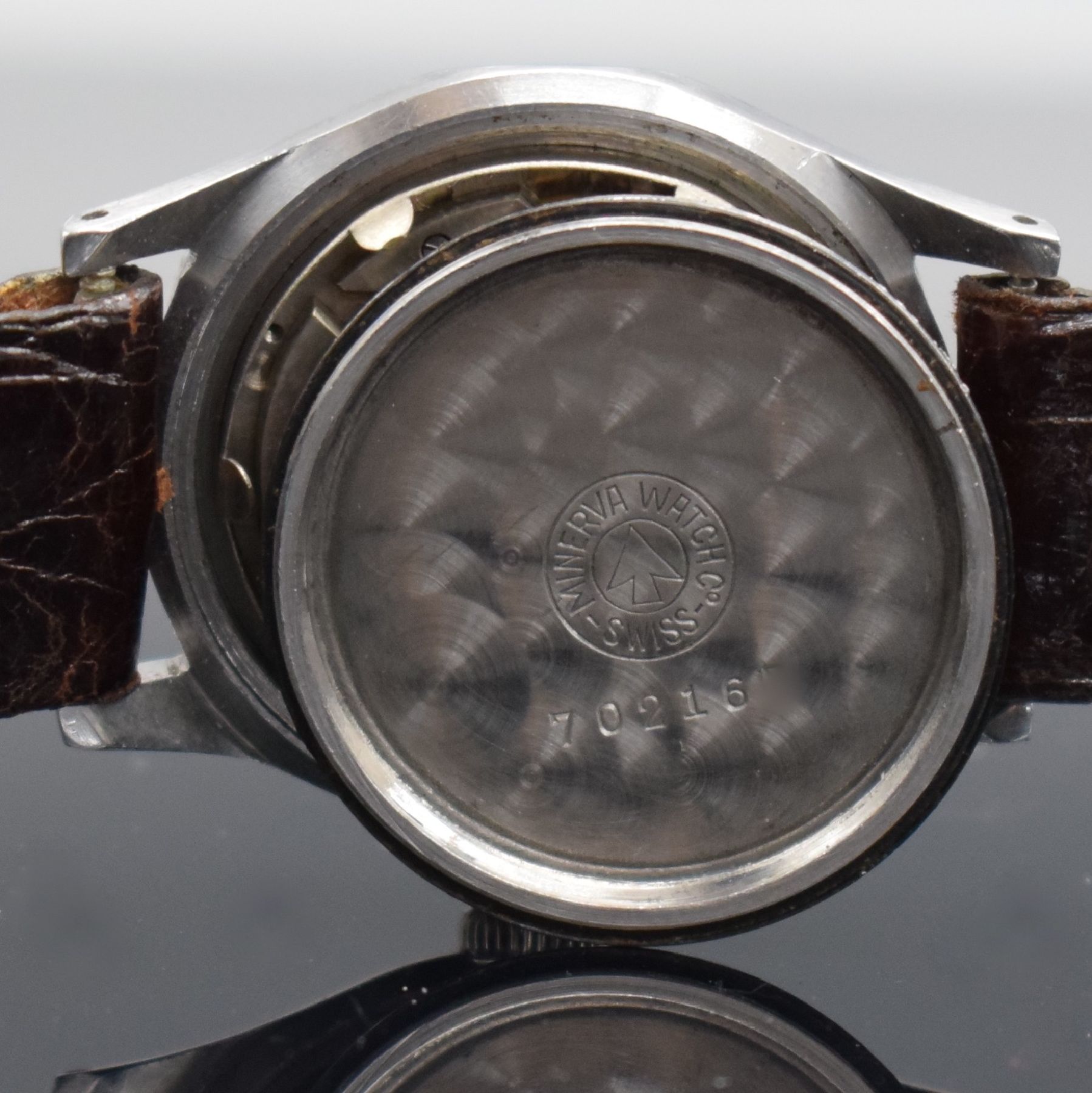 Detail h: MINERVA Herrenarmbanduhr Kaliber 49 in Edelstahl, Schweiz um 1950, Handaufzug, ausgefallenes Geh. m. geschr. Boden, unrest. Zifferbl. m. röm. Zahlen ...