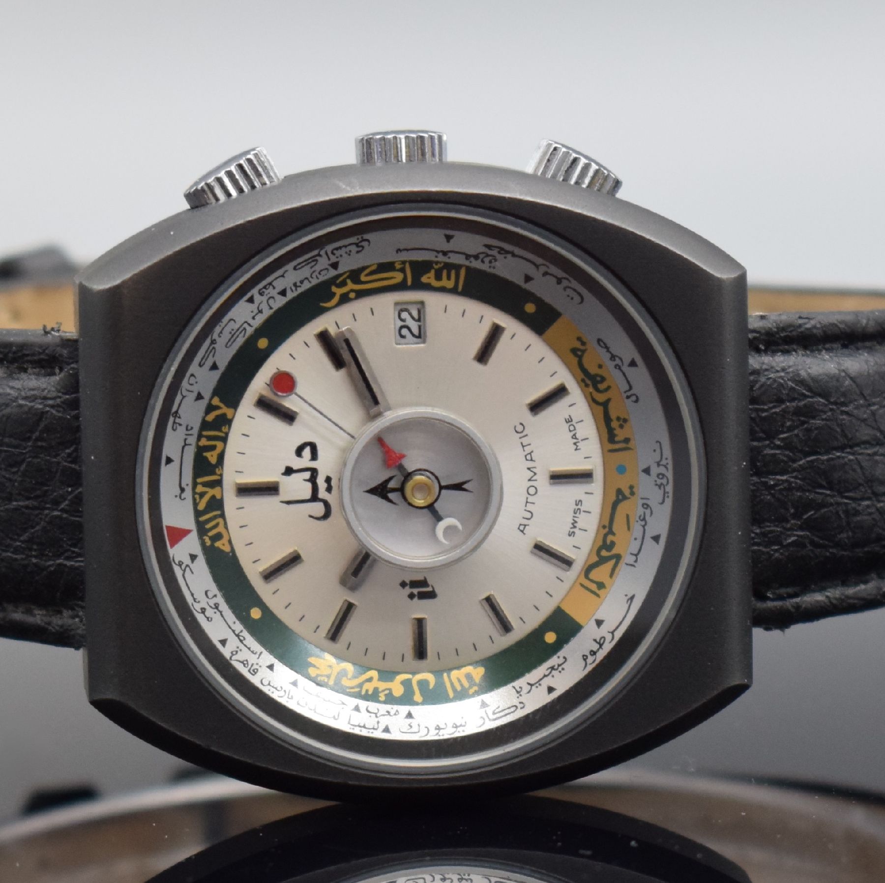 Detail a: DALIL sog. Moslems-Watch gut erhaltene Herrenarmbanduhr mit Kompass, Schweiz um 1975, Automatik, geschwärztes Gehäuse, Edelstahlboden geschr., ...