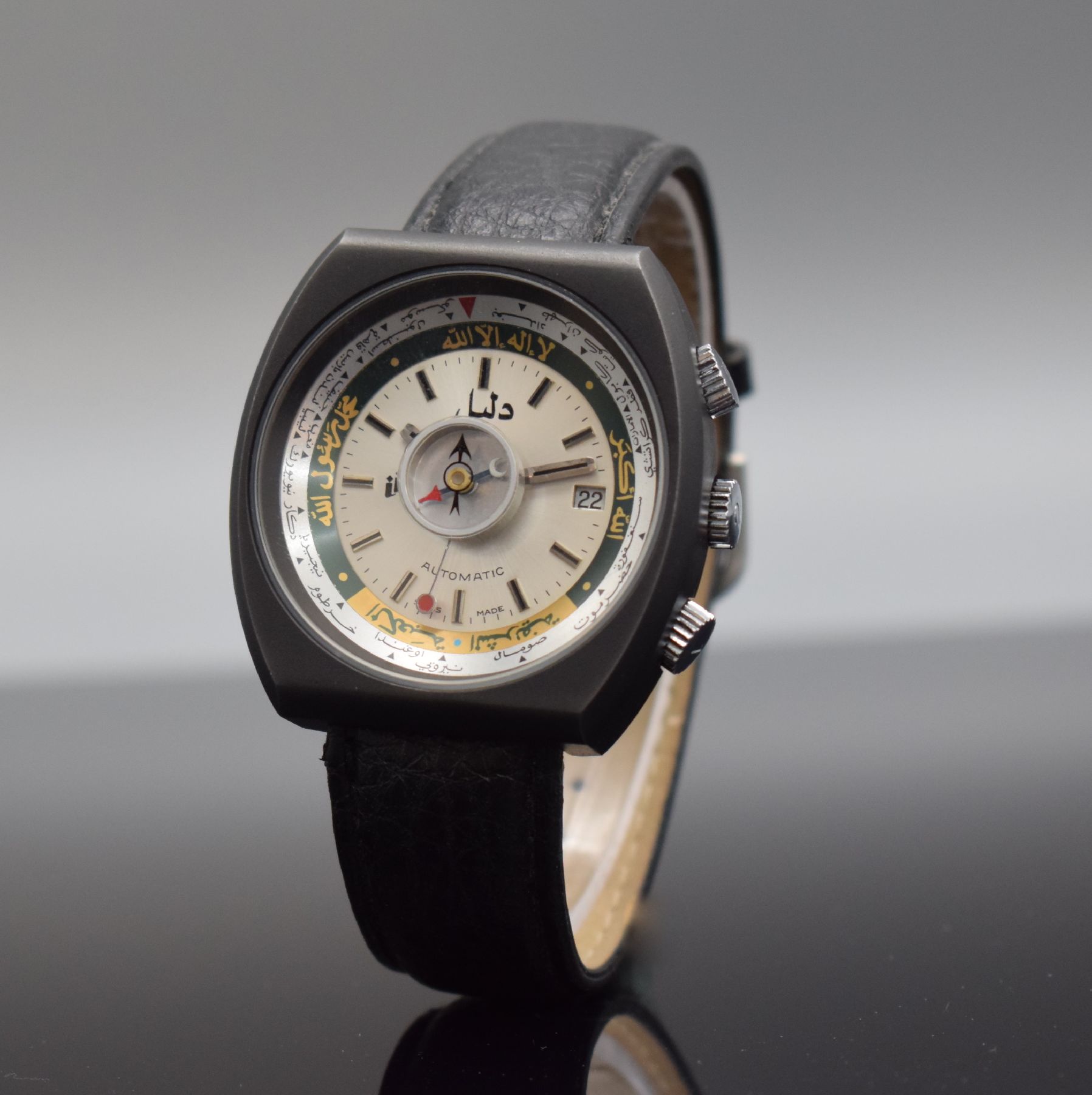 Detail b: DALIL sog. Moslems-Watch gut erhaltene Herrenarmbanduhr mit Kompass, Schweiz um 1975, Automatik, geschwärztes Gehäuse, Edelstahlboden geschr., ...