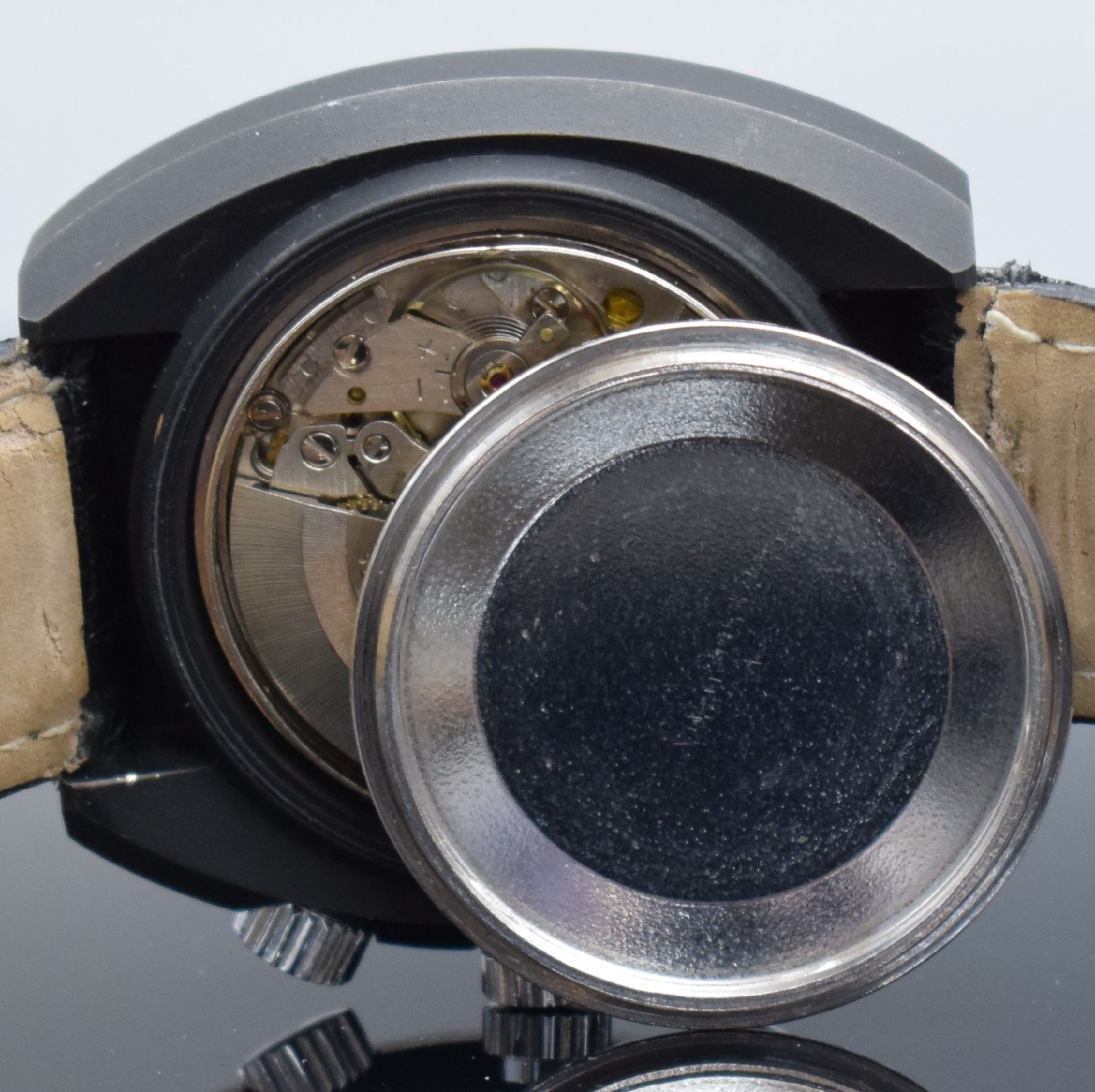 Detail h: DALIL sog. Moslems-Watch gut erhaltene Herrenarmbanduhr mit Kompass, Schweiz um 1975, Automatik, geschwärztes Gehäuse, Edelstahlboden geschr., ...