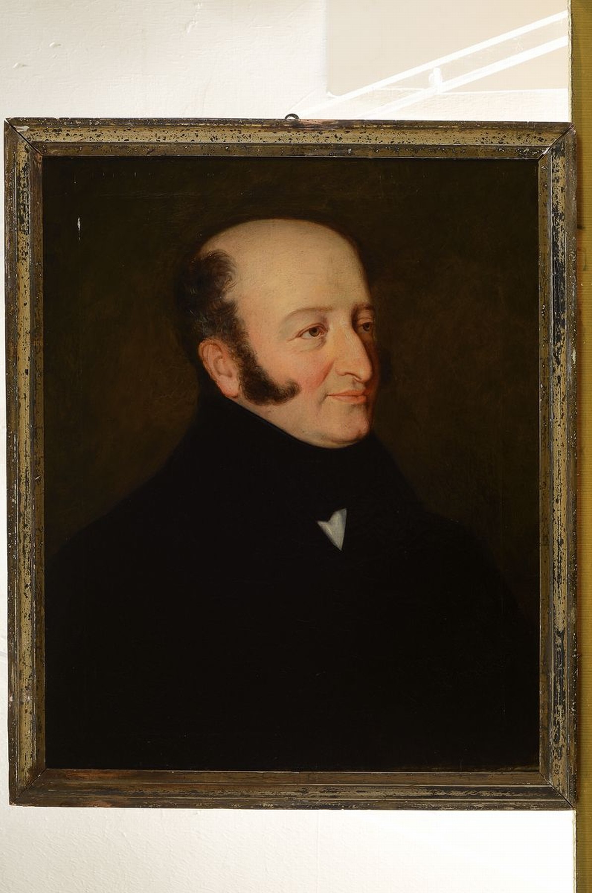 Detail k: Unbekannter Künstler, deutsch, um 1820-30, Porträt eines Mannes, nach rechts blickend, Öl/Lwd, rest., doubliert, ca. 51x41cm, R. ca. 56x46cm