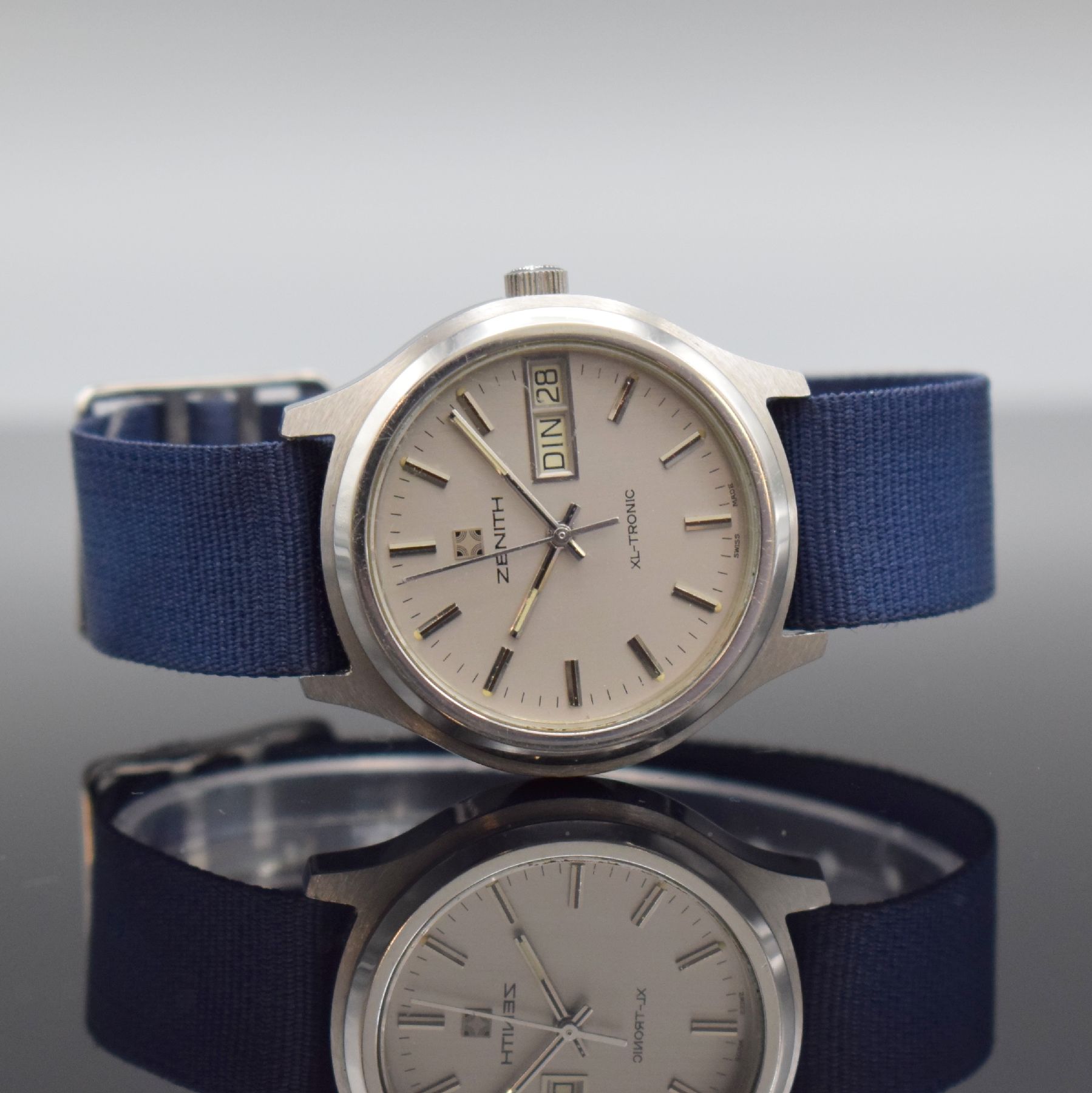 ZENITH XL-TRONIC Herrenarmbanduhr mit Stimmgabelschwinger, Schweiz um 1970, 3- teil. Edelstahlgeh., Boden geschr., Glasrand aufgedr., silb. Zifferbl. ...