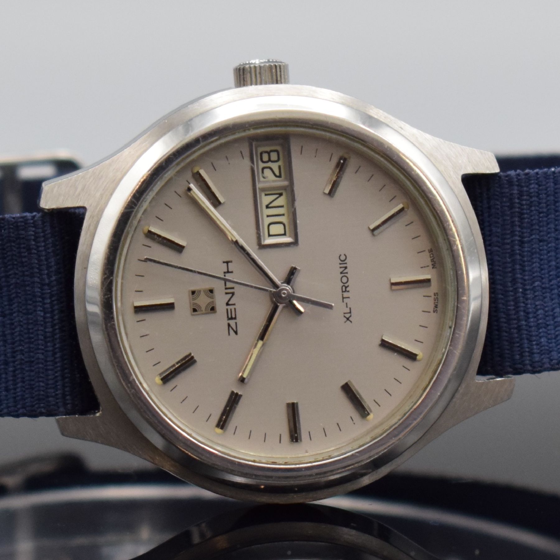 Detail a: ZENITH XL-TRONIC Herrenarmbanduhr mit Stimmgabelschwinger, Schweiz um 1970, 3- teil. Edelstahlgeh., Boden geschr., Glasrand aufgedr., silb. Zifferbl. ...