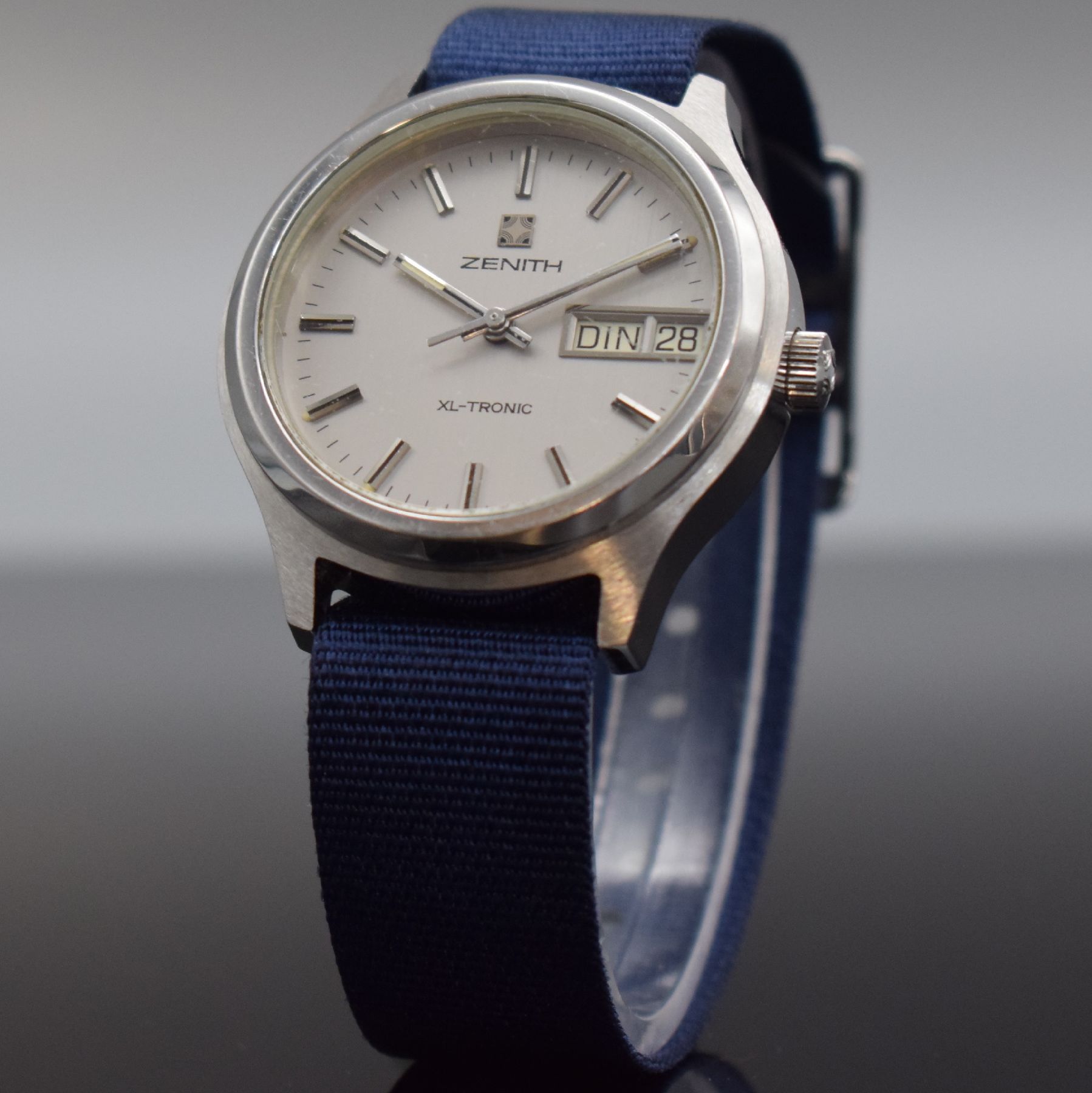 Detail b: ZENITH XL-TRONIC Herrenarmbanduhr mit Stimmgabelschwinger, Schweiz um 1970, 3- teil. Edelstahlgeh., Boden geschr., Glasrand aufgedr., silb. Zifferbl. ...
