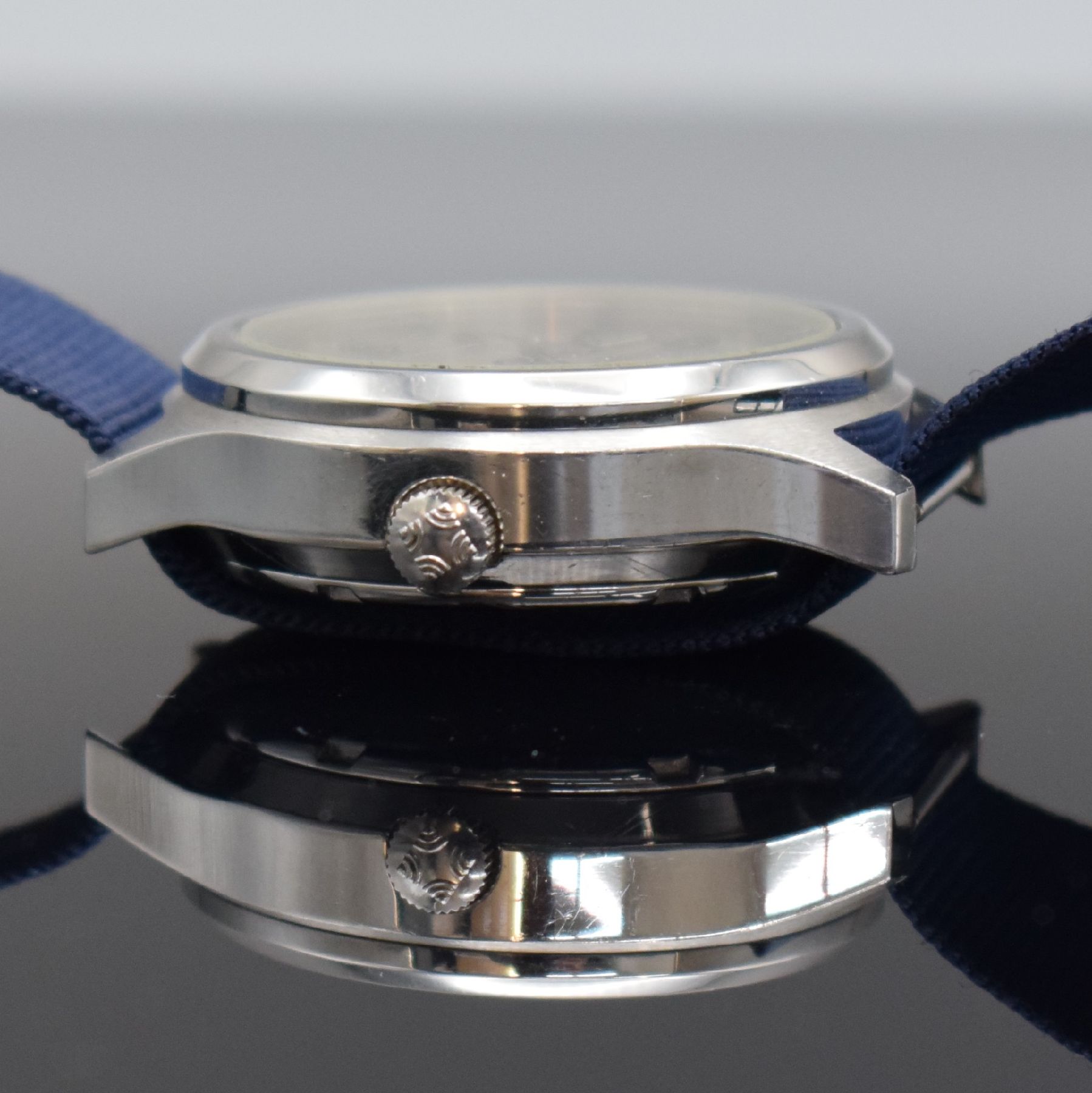 Detail c: ZENITH XL-TRONIC Herrenarmbanduhr mit Stimmgabelschwinger, Schweiz um 1970, 3- teil. Edelstahlgeh., Boden geschr., Glasrand aufgedr., silb. Zifferbl. ...