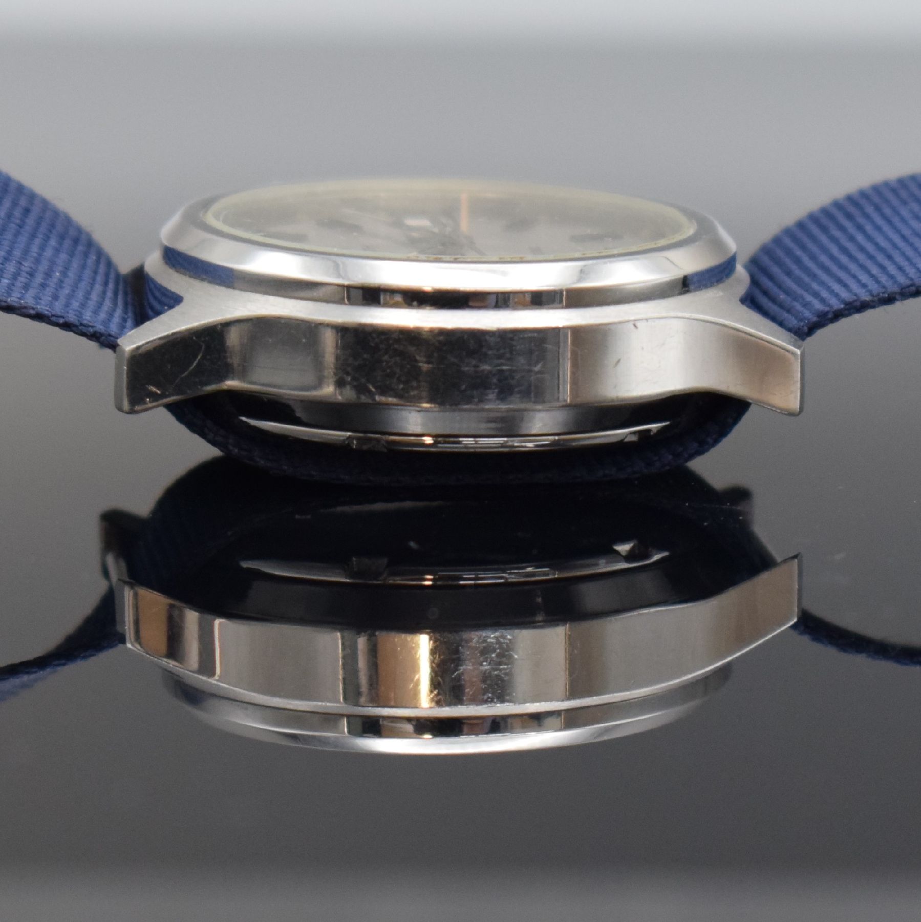 Detail d: ZENITH XL-TRONIC Herrenarmbanduhr mit Stimmgabelschwinger, Schweiz um 1970, 3- teil. Edelstahlgeh., Boden geschr., Glasrand aufgedr., silb. Zifferbl. ...