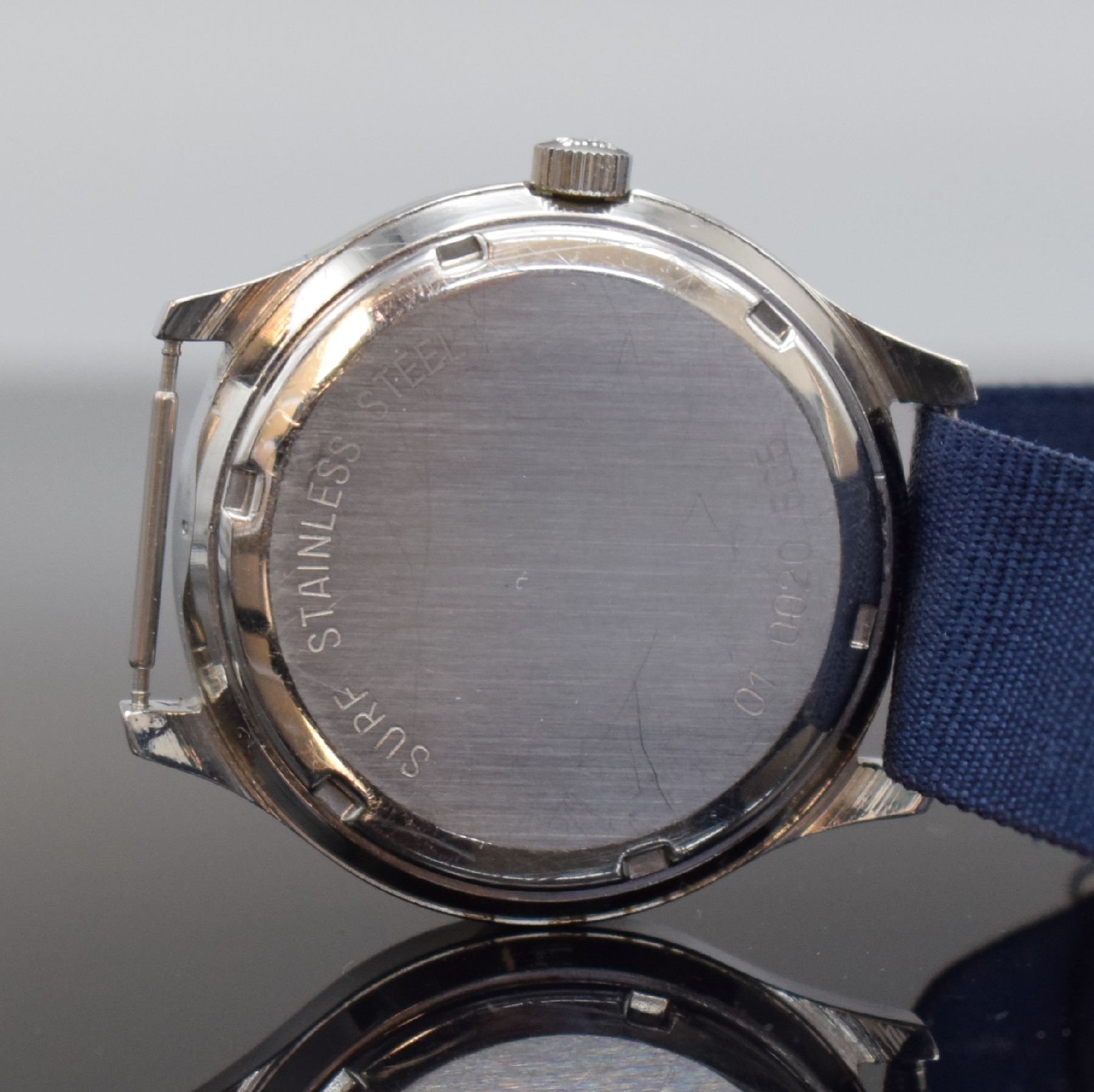 Detail e: ZENITH XL-TRONIC Herrenarmbanduhr mit Stimmgabelschwinger, Schweiz um 1970, 3- teil. Edelstahlgeh., Boden geschr., Glasrand aufgedr., silb. Zifferbl. ...