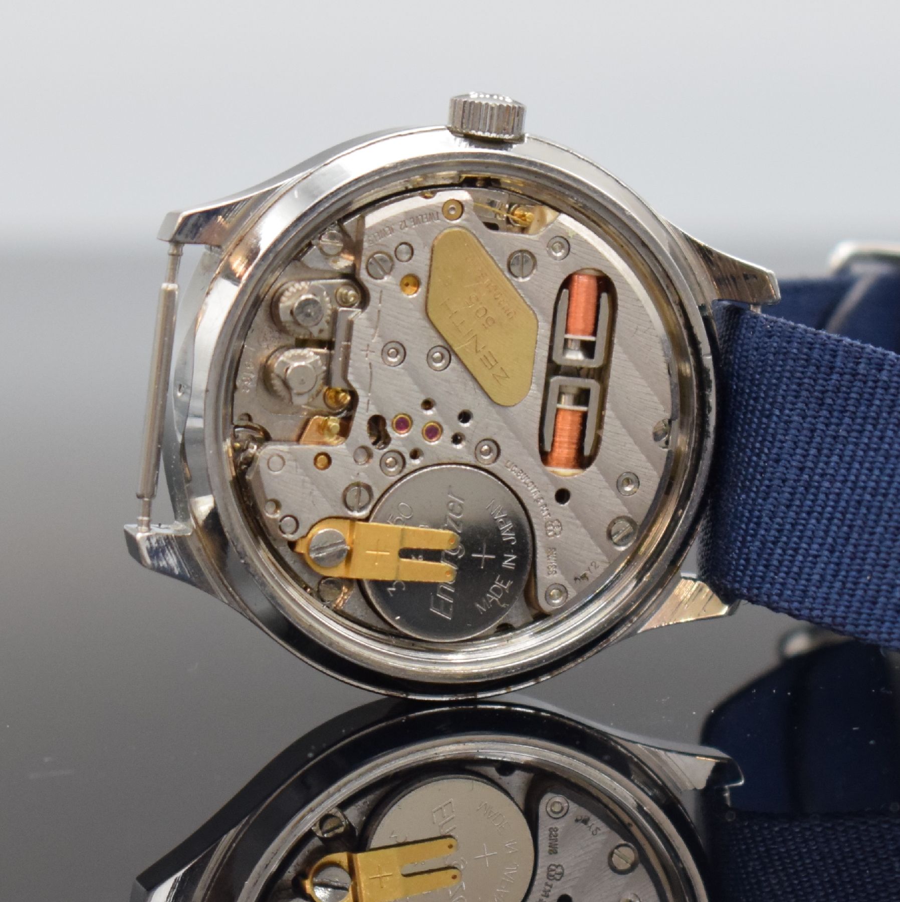 Detail f: ZENITH XL-TRONIC Herrenarmbanduhr mit Stimmgabelschwinger, Schweiz um 1970, 3- teil. Edelstahlgeh., Boden geschr., Glasrand aufgedr., silb. Zifferbl. ...