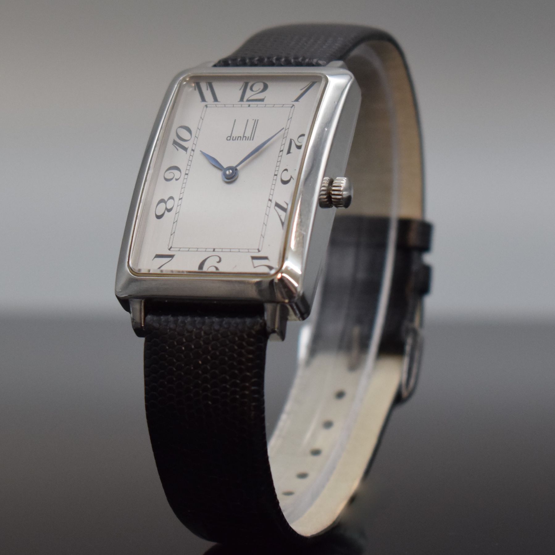 Detail b: DUNHILL Armbanduhr in Edelstahl, Schweiz 1990er Jahre, Handaufzug, Ref. 94 KSMV, rechteckiges Geh., Boden 4-fach verschr., neutr. Lederband m. orig. ...