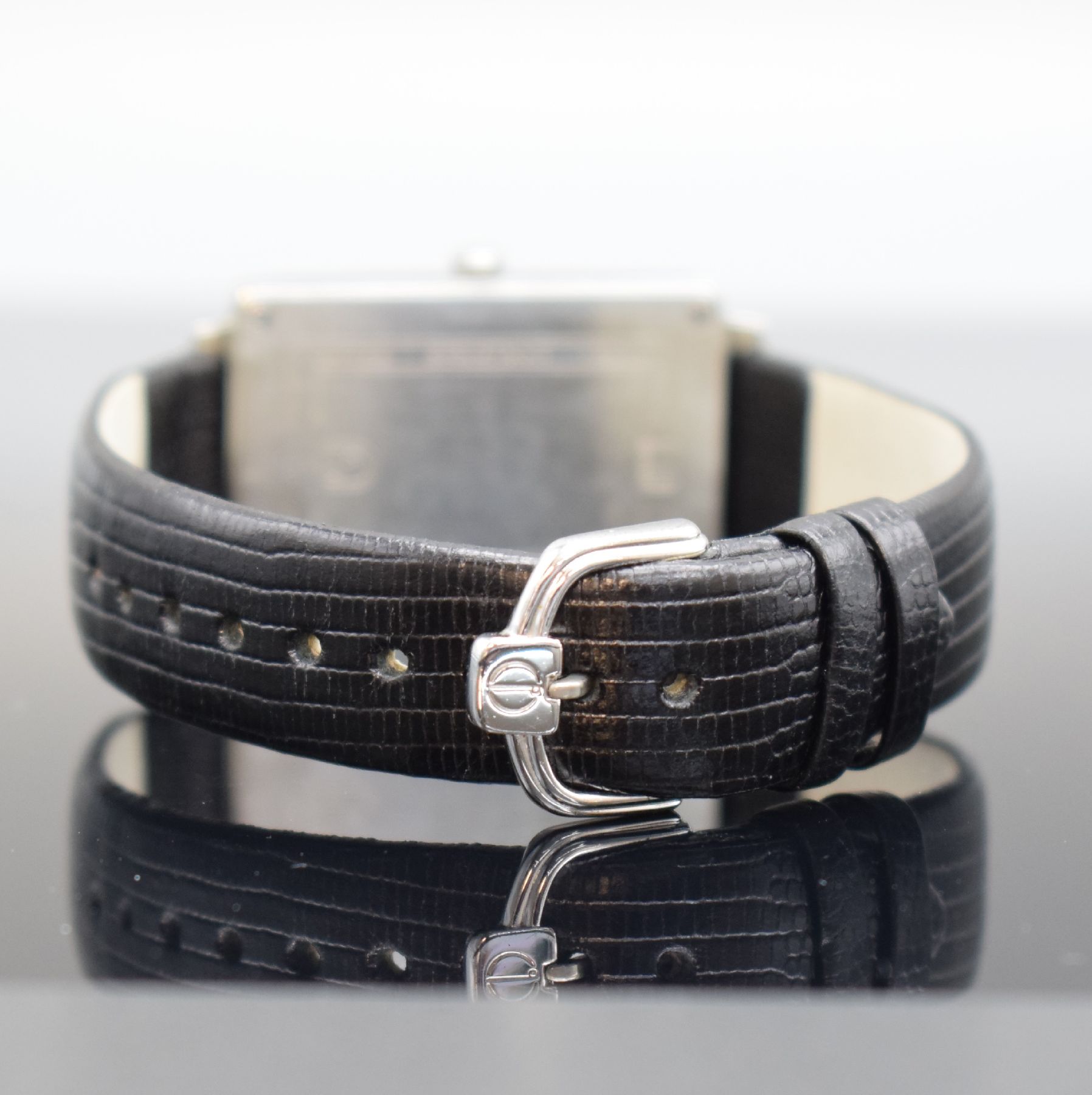 Detail c: DUNHILL Armbanduhr in Edelstahl, Schweiz 1990er Jahre, Handaufzug, Ref. 94 KSMV, rechteckiges Geh., Boden 4-fach verschr., neutr. Lederband m. orig. ...