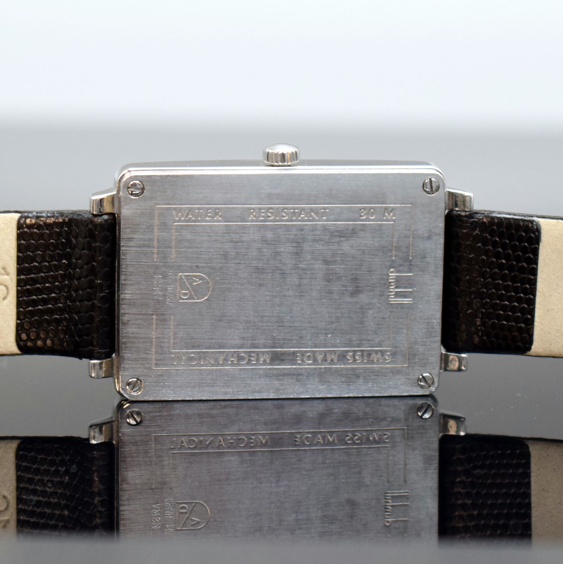 Detail d: DUNHILL Armbanduhr in Edelstahl, Schweiz 1990er Jahre, Handaufzug, Ref. 94 KSMV, rechteckiges Geh., Boden 4-fach verschr., neutr. Lederband m. orig. ...