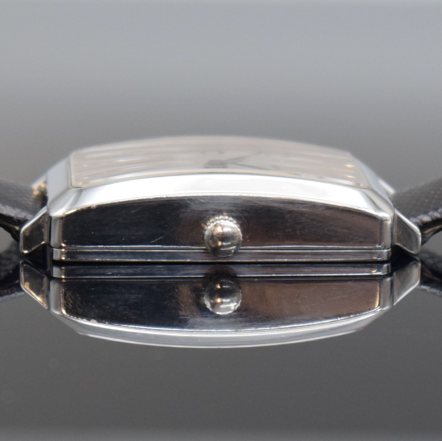 Detail e: DUNHILL Armbanduhr in Edelstahl, Schweiz 1990er Jahre, Handaufzug, Ref. 94 KSMV, rechteckiges Geh., Boden 4-fach verschr., neutr. Lederband m. orig. ...