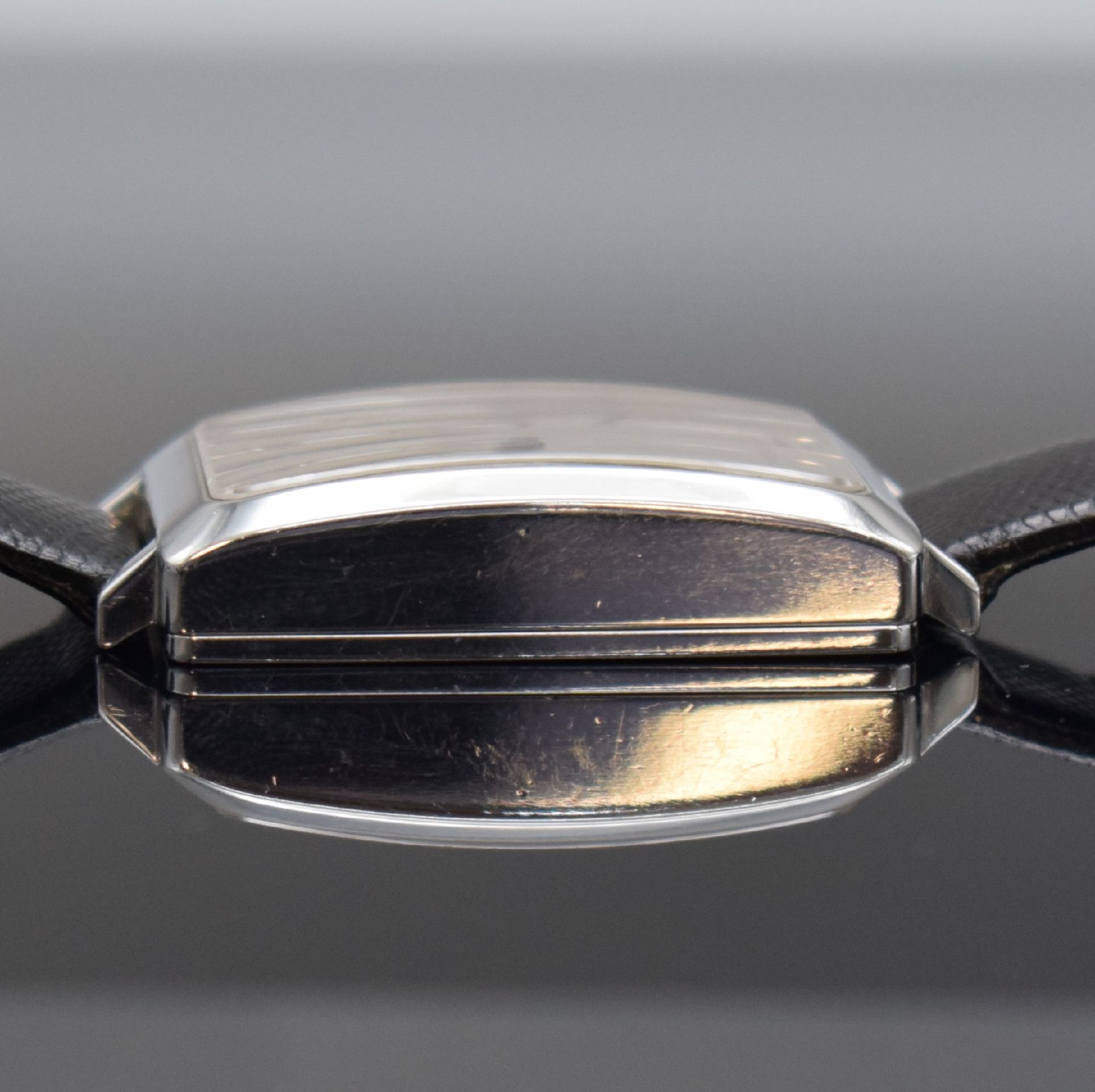 Detail f: DUNHILL Armbanduhr in Edelstahl, Schweiz 1990er Jahre, Handaufzug, Ref. 94 KSMV, rechteckiges Geh., Boden 4-fach verschr., neutr. Lederband m. orig. ...