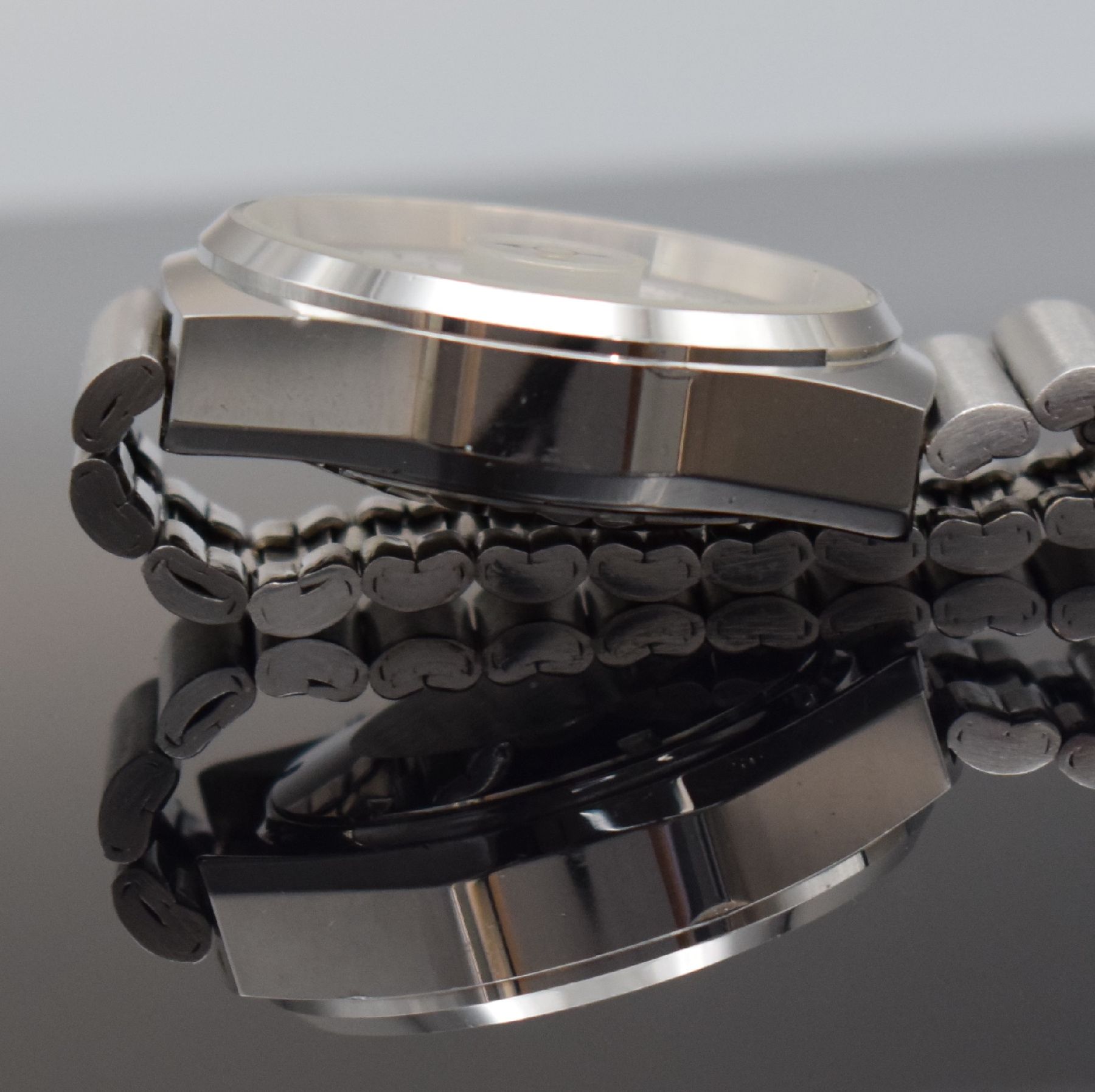 Detail d: DALIL sog. Moslems-Watch gut erhaltene Herrenarmbanduhr mit Kompass, Schweiz um 1975, Automatik, verchr. Gehäuse inkl. Stahl- Band m. Faltschl., ...