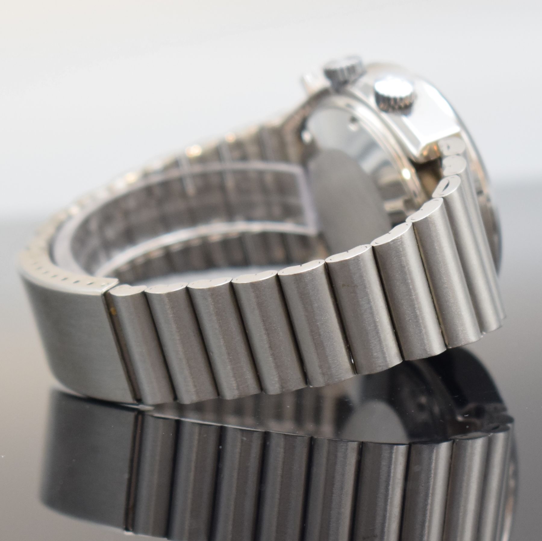 Detail e: DALIL sog. Moslems-Watch gut erhaltene Herrenarmbanduhr mit Kompass, Schweiz um 1975, Automatik, verchr. Gehäuse inkl. Stahl- Band m. Faltschl., ...